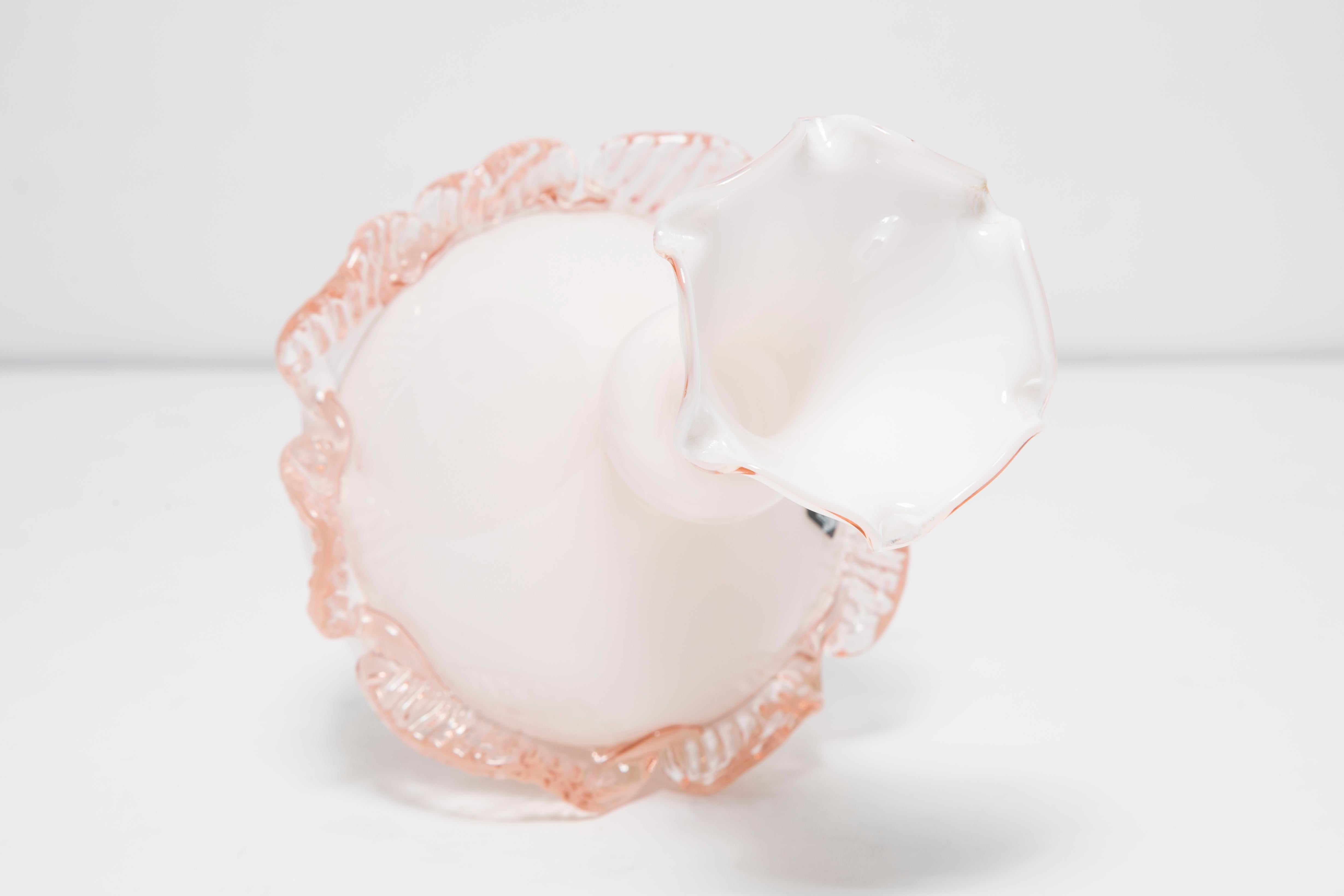 Mid Century Murano Glass Pink Small Vase with a Frill, Italy, Europe, 1960s For Sale 2