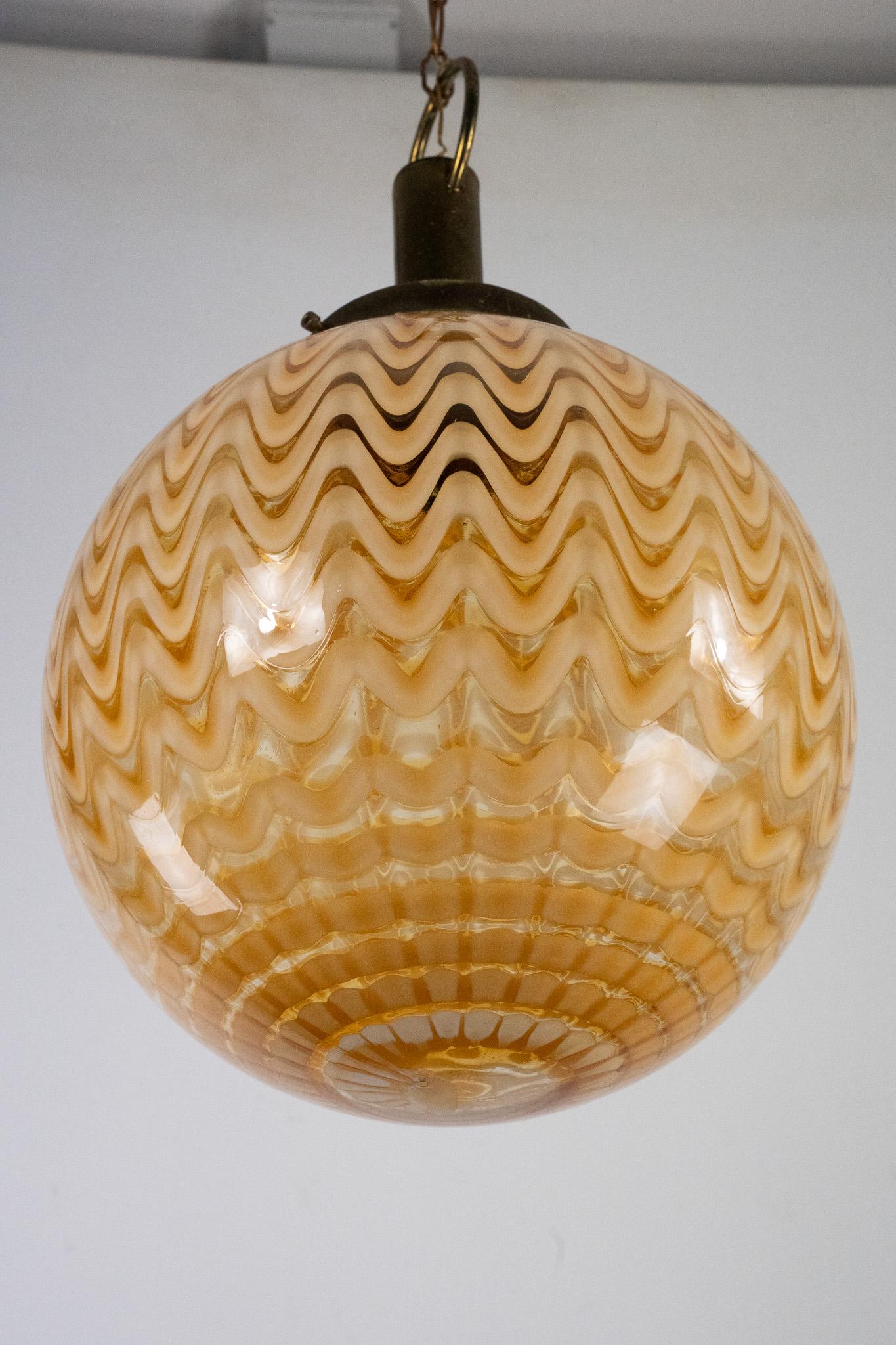 Mid-Century Murano glass sphere chandelier in the style of Venini. Italy 1970s In Good Condition For Sale In Catania, CT