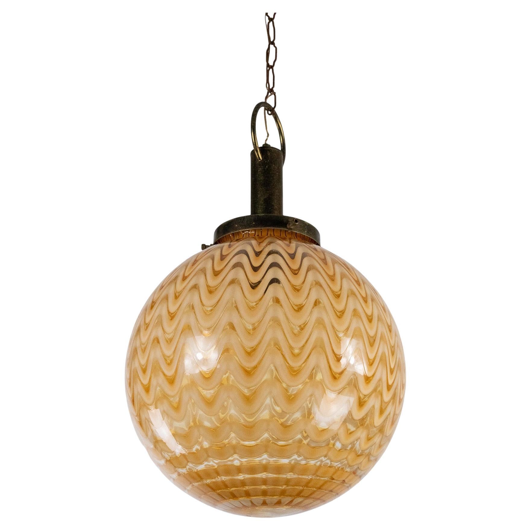 Lustre sphère en verre de Murano du milieu du siècle dernier, dans le style de Venini. Italie 1970