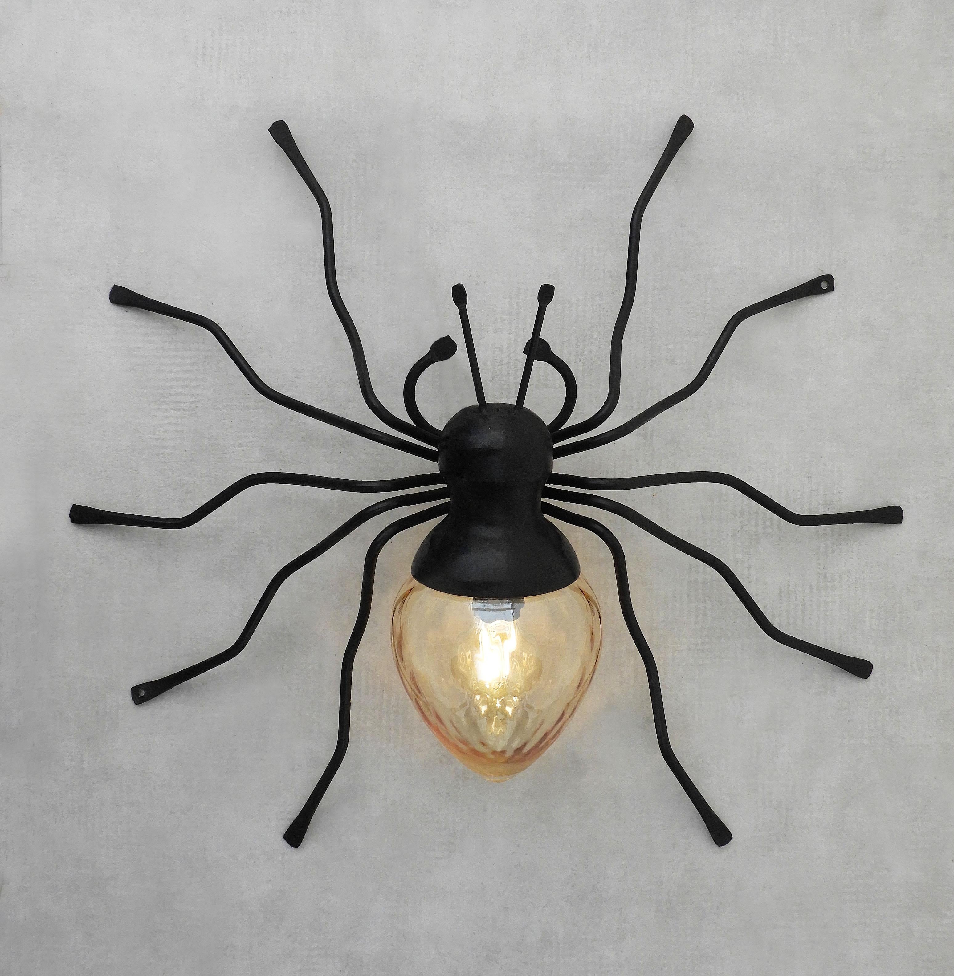 Encantadora araña luminosa italiana vintage, c.1950
Hierro lacado en negro y cristal con hoyuelos ámbar dorado

Aporta un toque de encanto italiano de mediados de siglo a tu casa con esta rara y caprichosa lámpara araña, de los años 50.