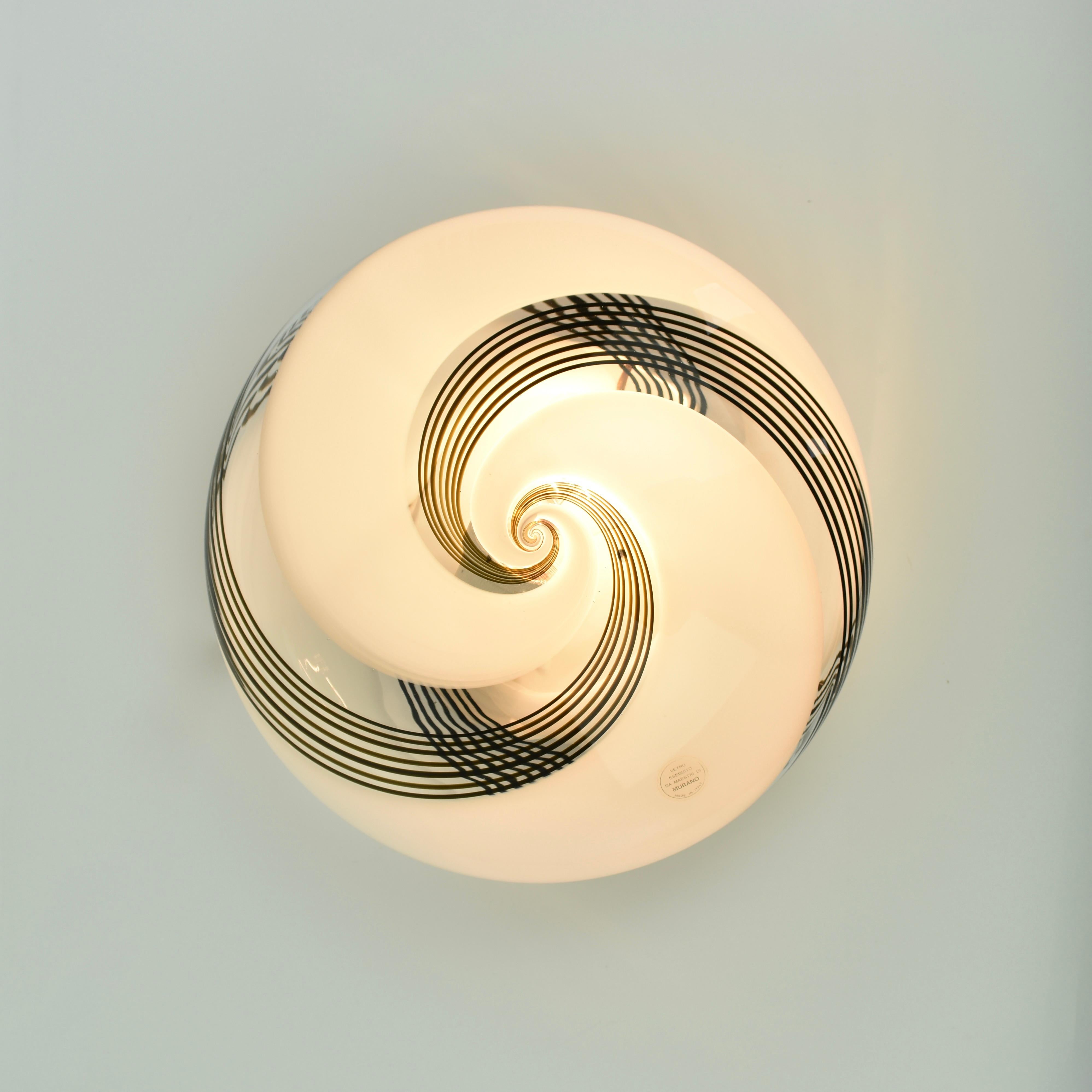 Mid-Century Modern Monture affleurante en verre Murano du milieu du siècle Chocolate Brown White en vente