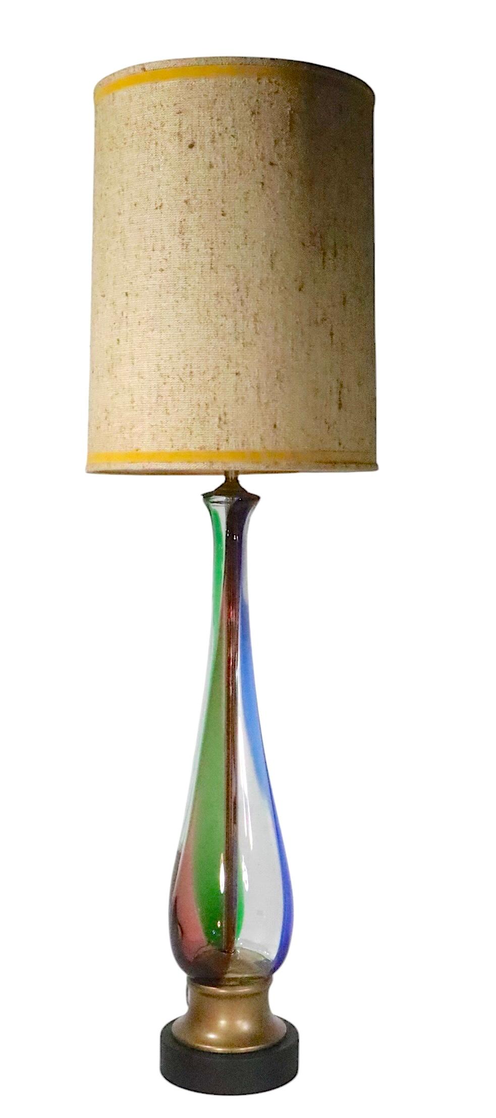 Lampe de table en verre d'art du milieu du siècle, ayant un corps allongé en forme de vase, avec un fond transparent et trois bandes colorées - bleu, vert et violet. La lampe est en excellent état de fonctionnement. Fabriqué à Murano en Italie, vers