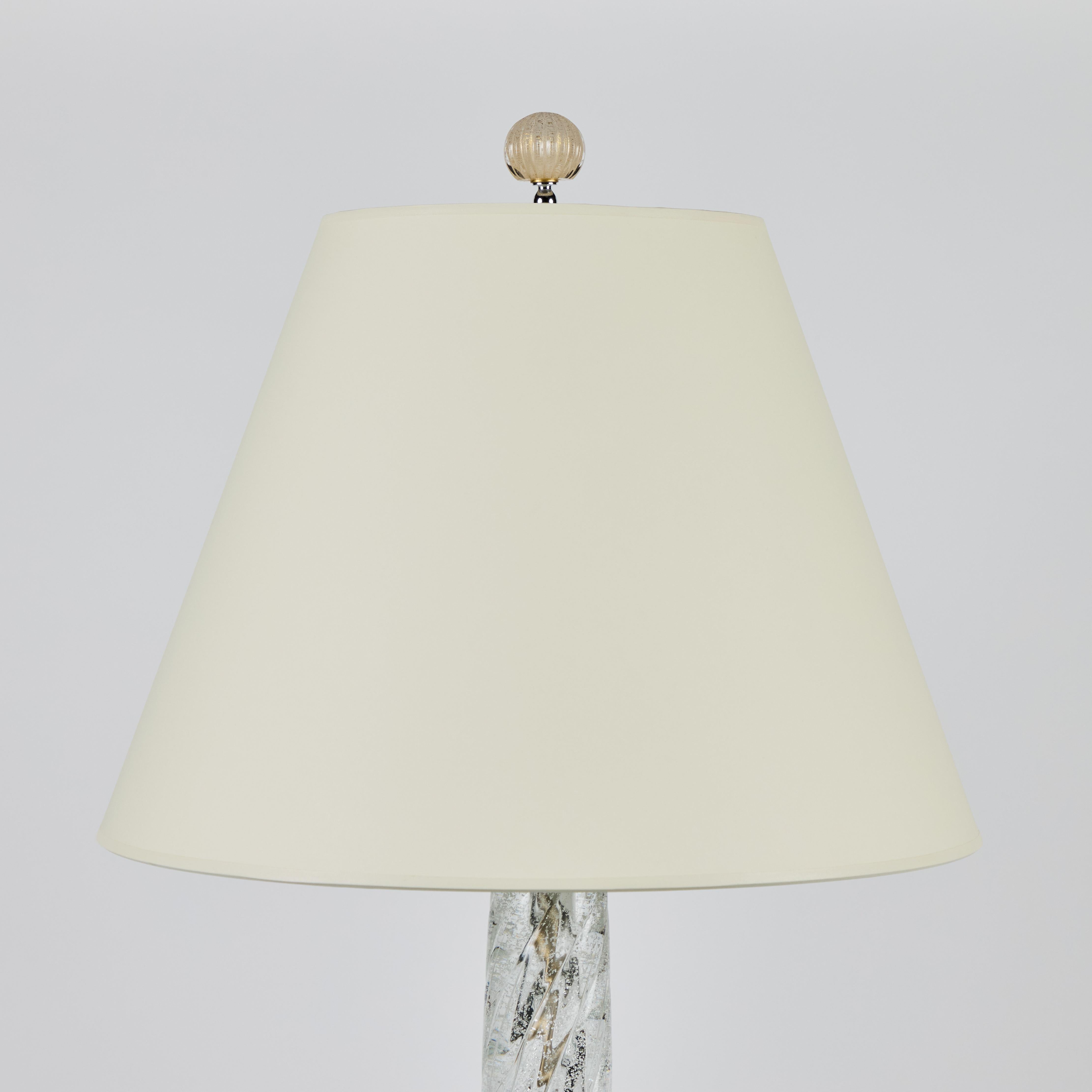 Lámpara de sobremesa de cristal de Murano de mediados de siglo, con columna retorcida, detalles de medallón moteado en oro y remate de cristal.  Cableado y pantalla de papel nuevos.  La altura de 33