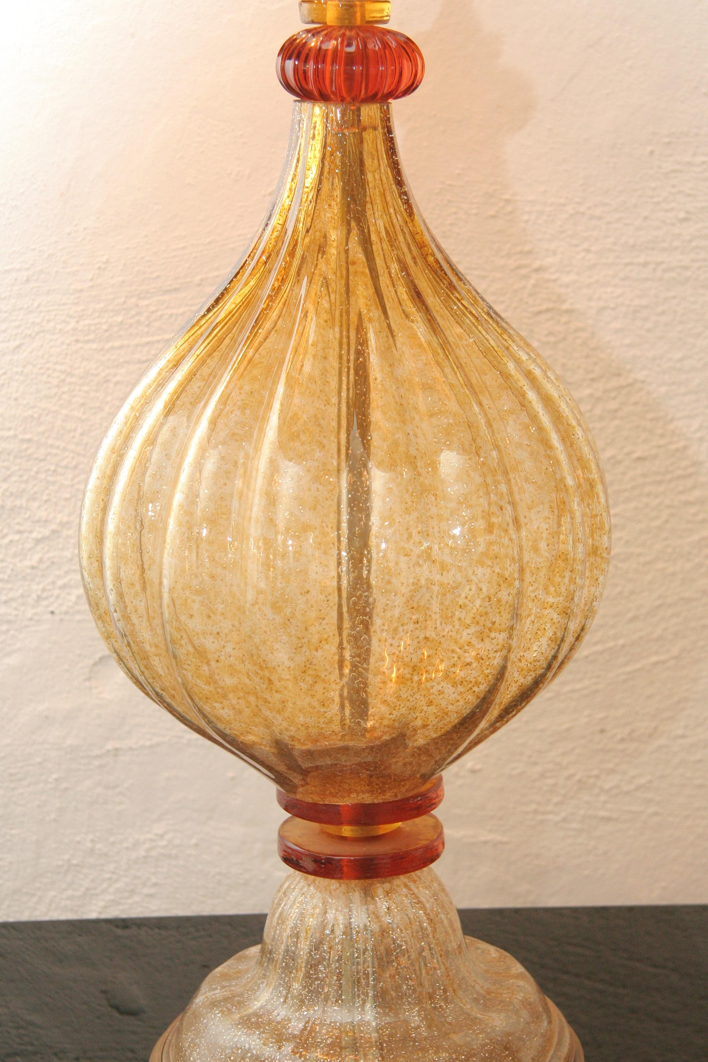 Tischlampe aus Muranoglas aus der Mitte des Jahrhunderts mit gold-orangefarbenem, hand patiniertem Schirm (Moderne der Mitte des Jahrhunderts) im Angebot