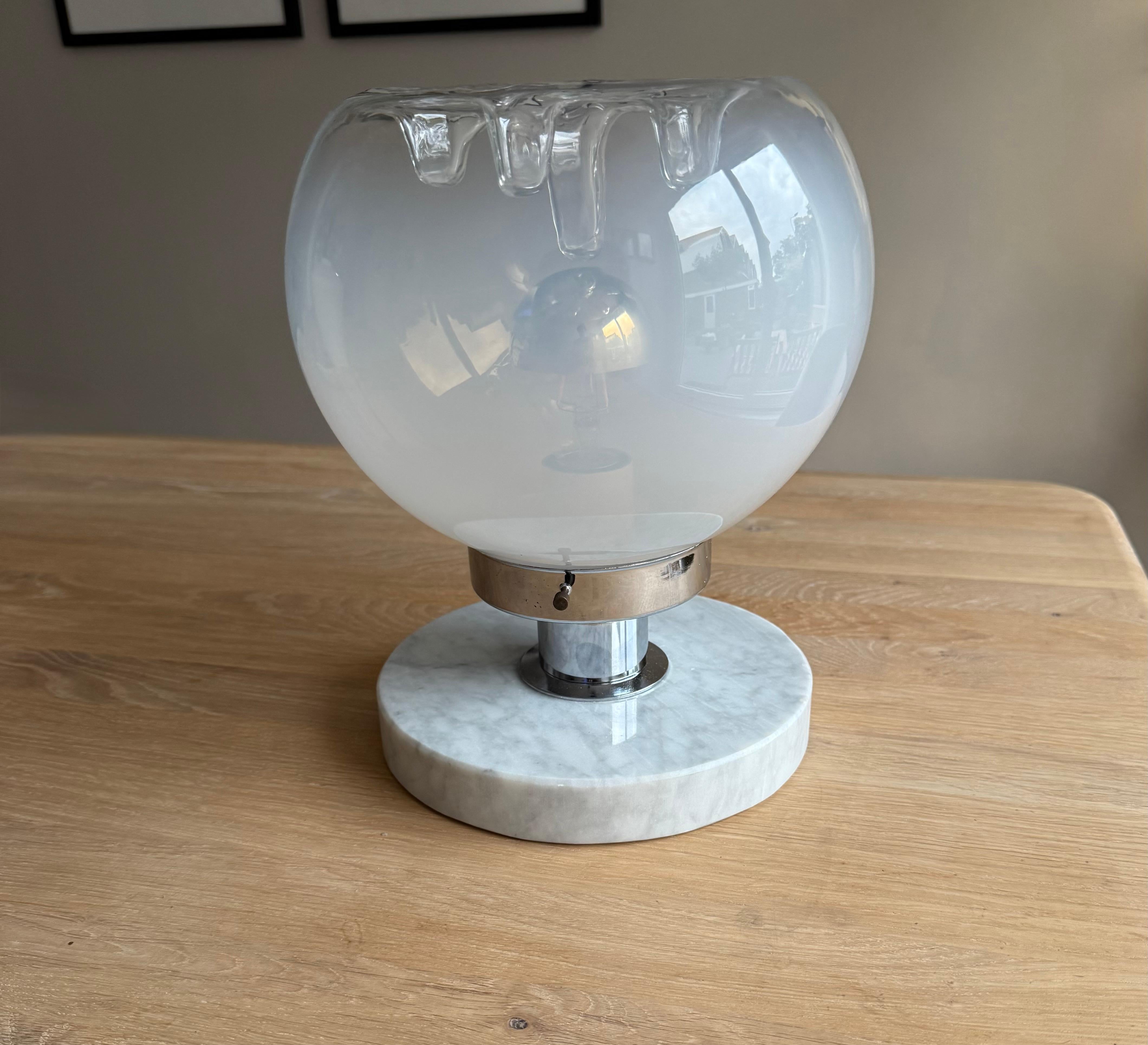 Murano-Glas-Tischlampe aus der Jahrhundertmitte mit weißem Marmorsockel, Italien, 1970er Jahre im Angebot 3