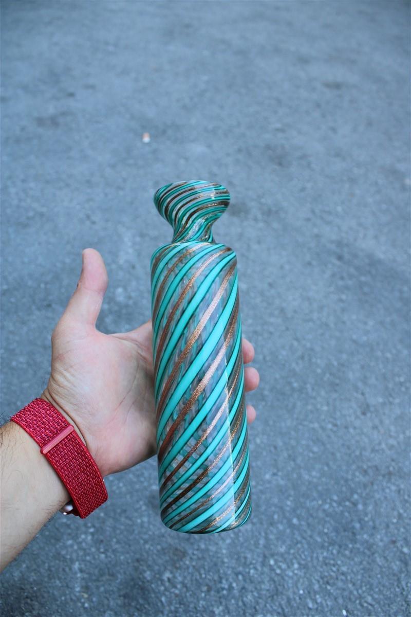 Vaso in vetro di Murano di metà secolo Greene & Greene all'interno di un Venini del 1950.