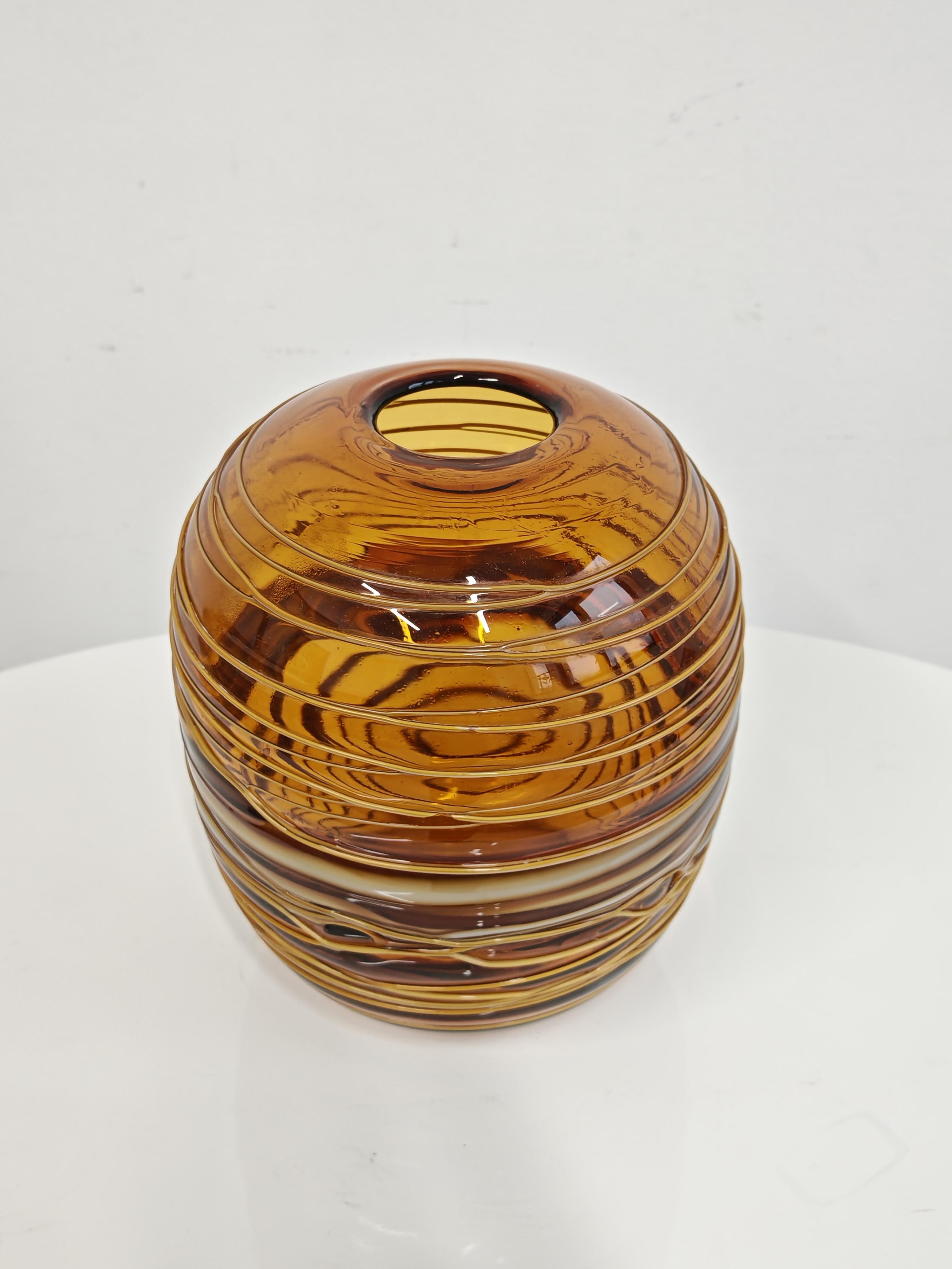 In questa inserzione troverai uno splendido vaso in vetro di Murano soffiato a bocca di stile Mid Century Modern. Il design è attribuito a Fulvio Bianconi & Paolo Venini. Il design è caratterizzato da una filettatura in vetro applicata. È attribuita