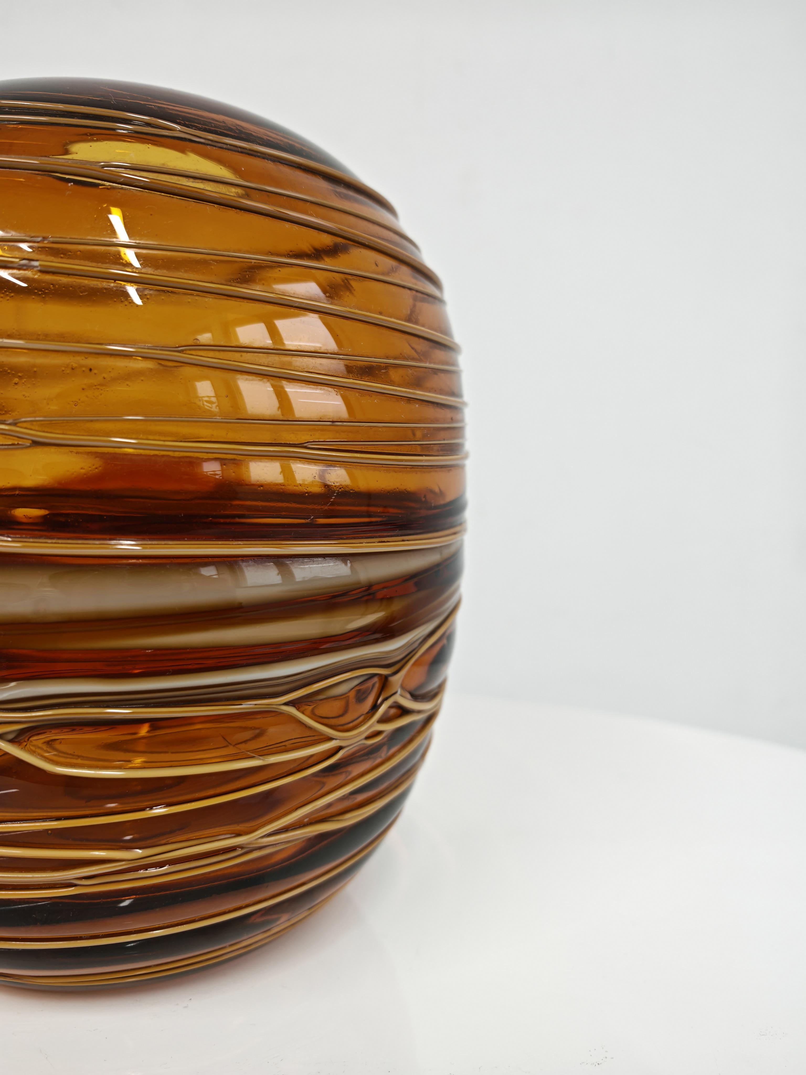 Italiano Vaso in vetro di Murano di metà secolo in vetro ambrato di Fulvio Bianconi per Venini in vendita