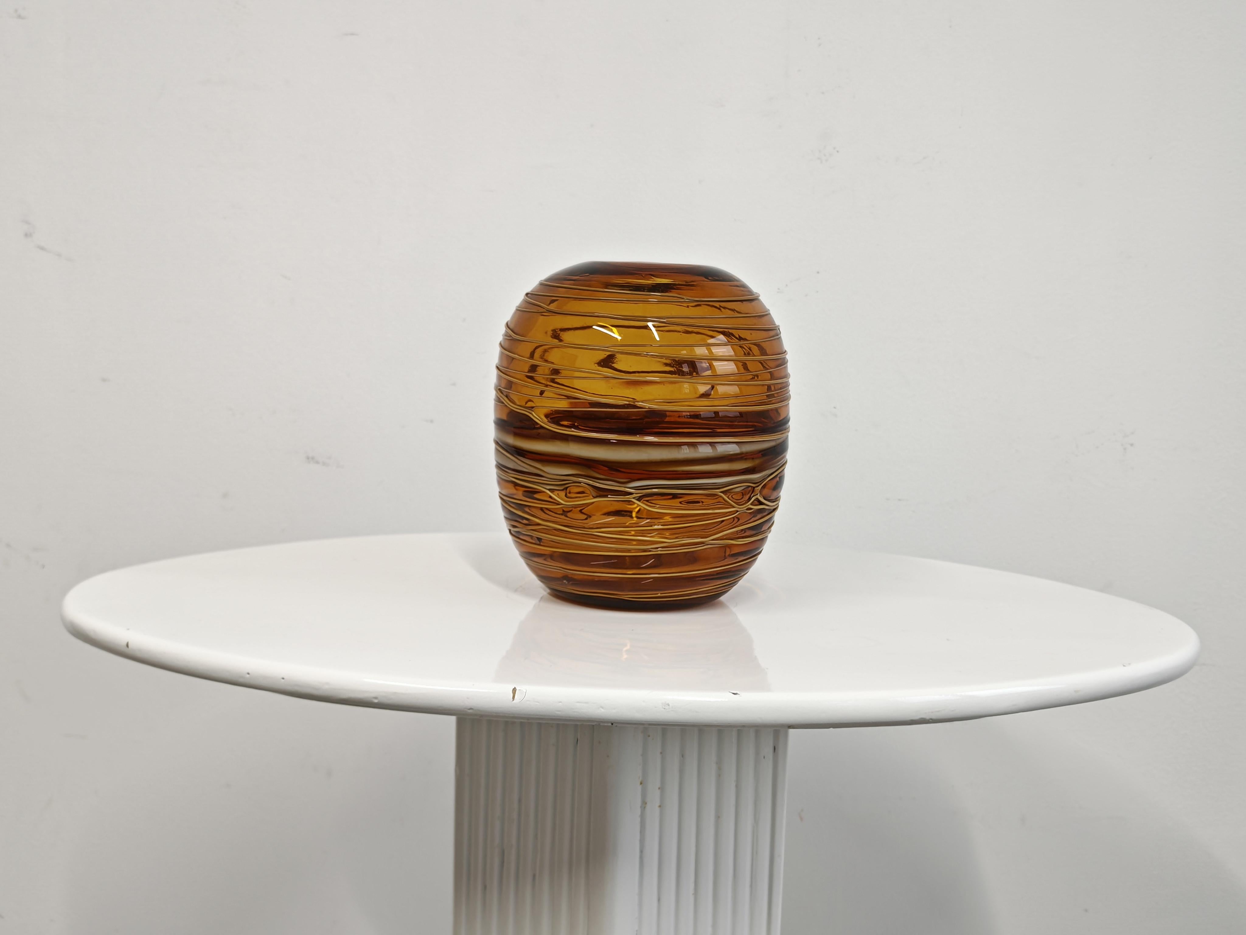 Vetro artistico Vaso in vetro di Murano di metà secolo in vetro ambrato di Fulvio Bianconi per Venini in vendita