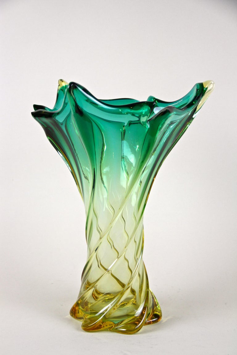 Mid-Century Murano Glass Vase, Italy, circa 1960 For Sale 3