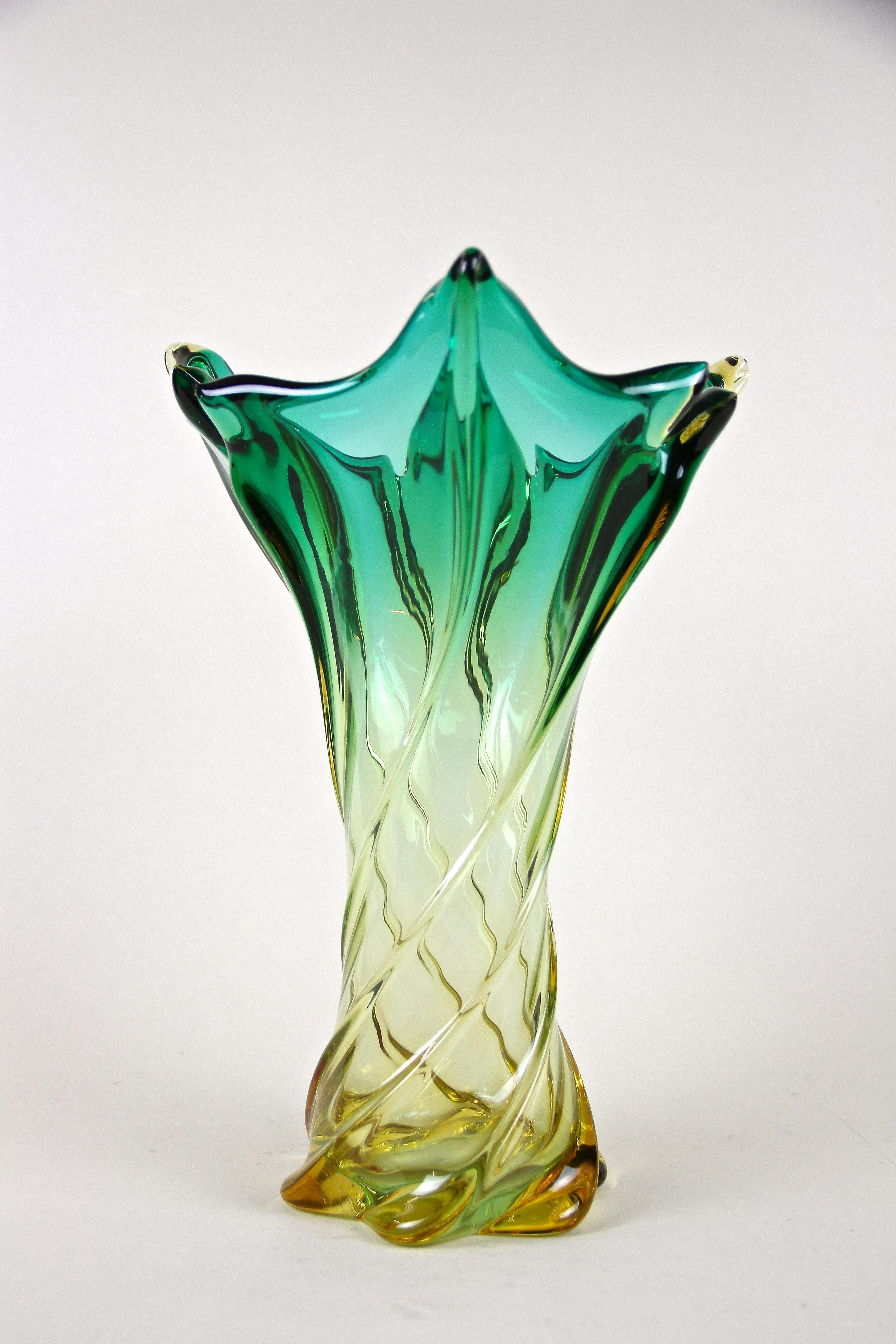 Vase en verre de Murano du milieu du siècle dernier, Italie, vers 1960 Bon état - En vente à Lichtenberg, AT