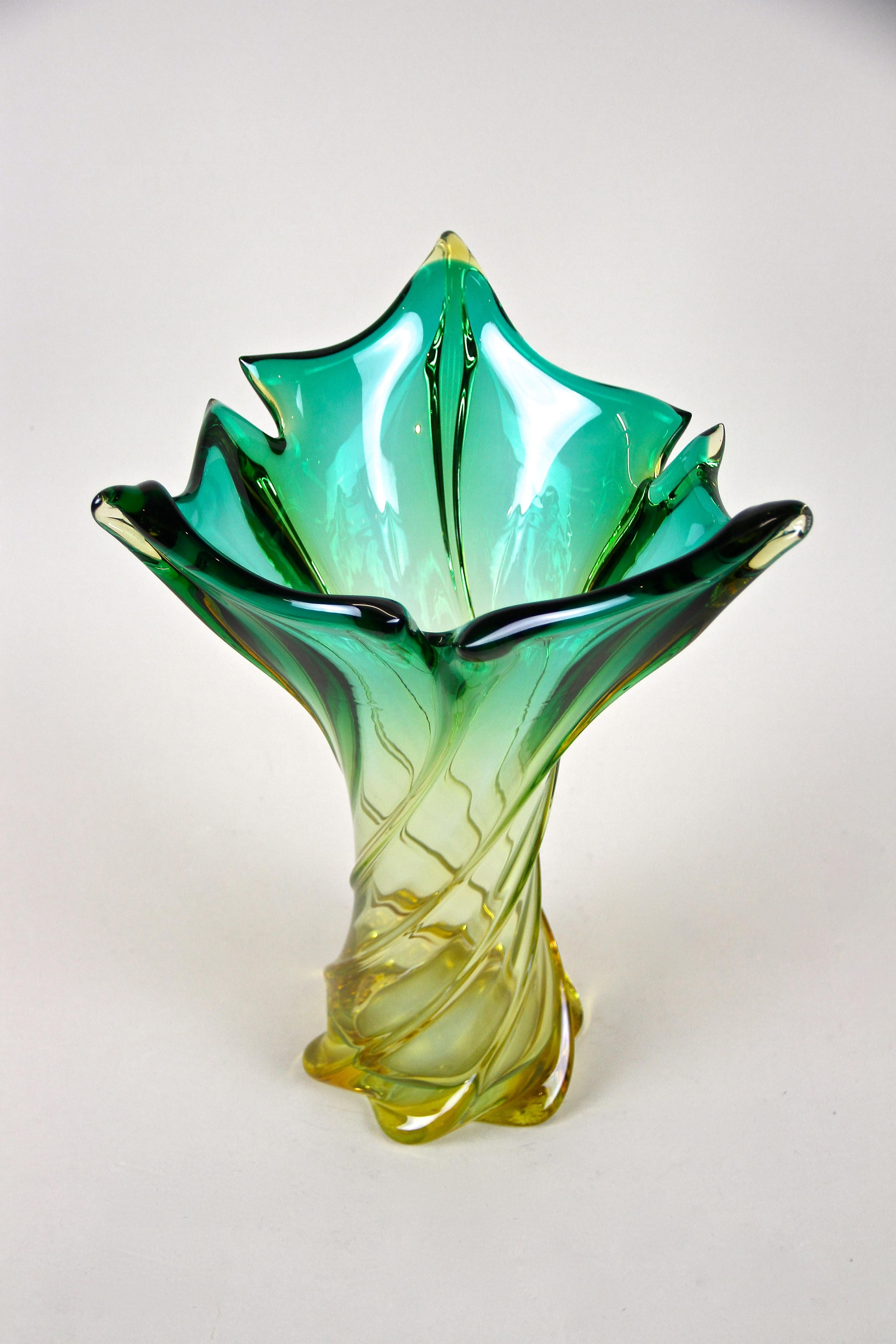 Verre brun Vase en verre de Murano du milieu du siècle dernier, Italie, vers 1960 en vente