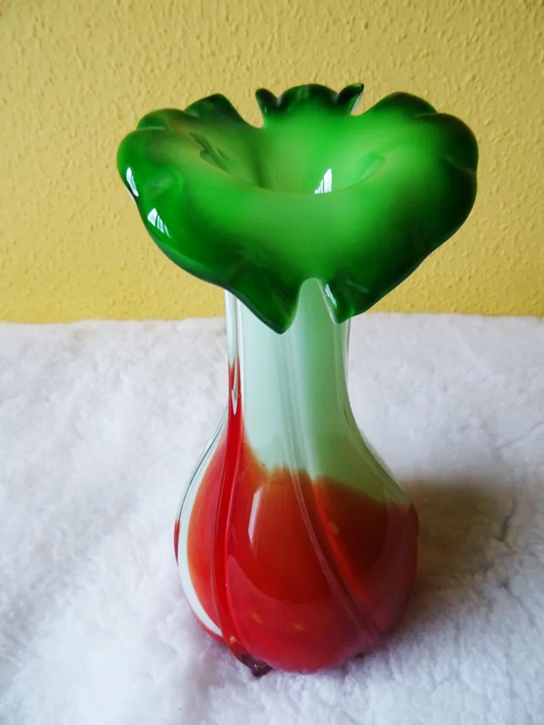 italien Vase en verre de Murano du milieu du siècle dernier, Italie, blanc, rouge et vert, vers 1960/70 en vente