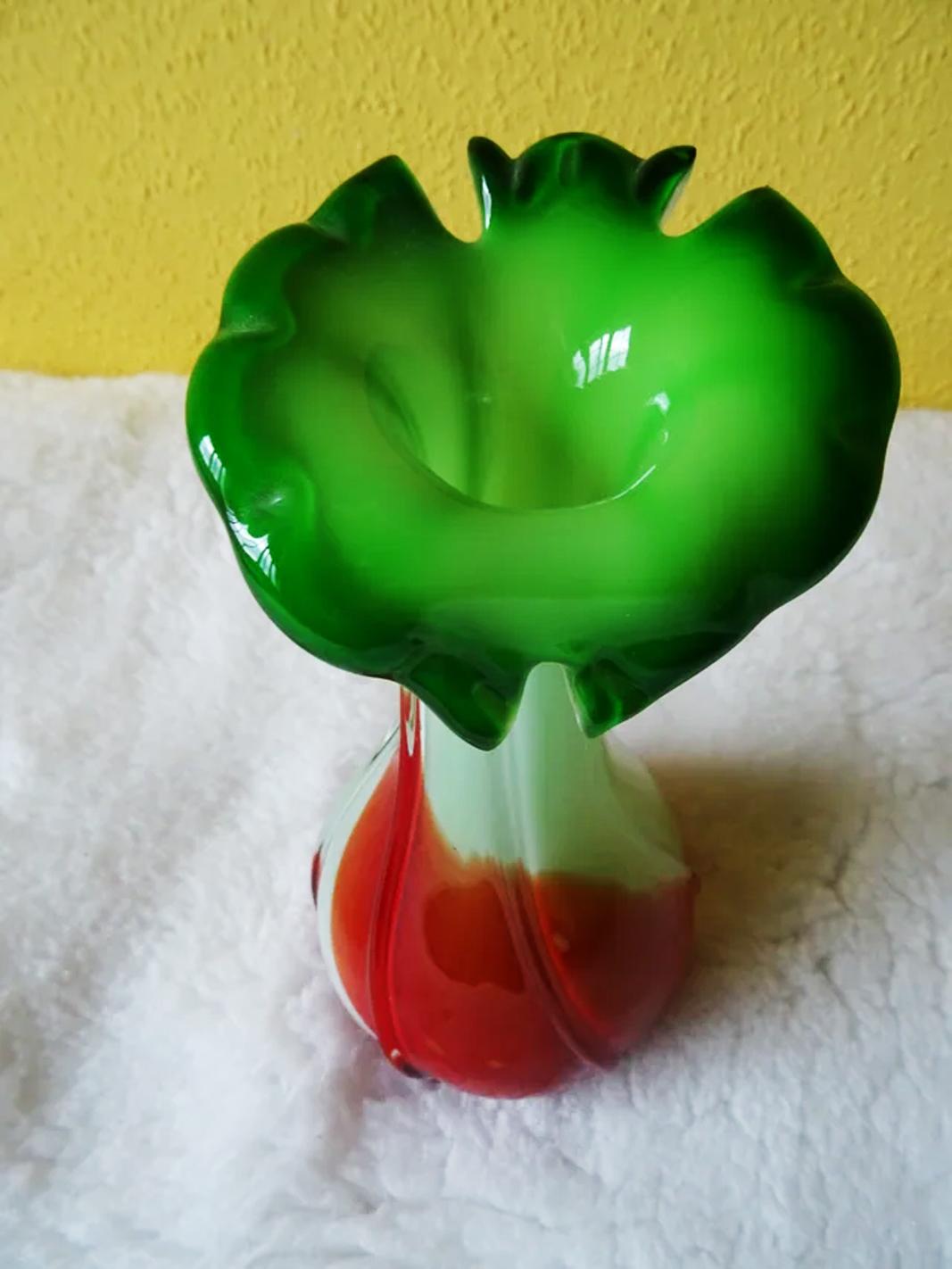 Mid-Century Murano Glass Vase, Italy White, Red and Green, Circa 1960/70 In Excellent Condition For Sale In Mombuey, Zamora