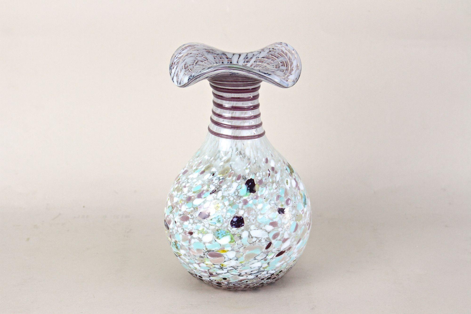 Wunderschöne mehrfarbige Vase aus Murano-Glas aus der Mitte des Jahrhunderts in Italien. Diese in den 1950er Jahren in aufwändiger Handarbeit hergestellte, bauchige Murano-Vase besticht durch ihr wunderschönes Fleckendesign in reizvollen