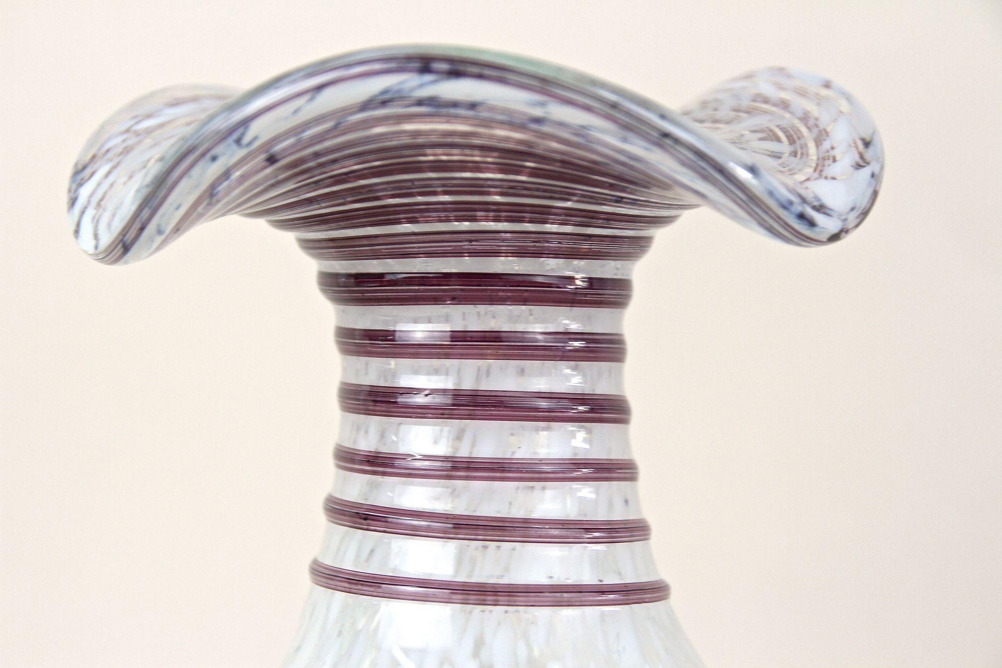 Murano-Glasvase aus der Mitte des Jahrhunderts, mehrfarbig, Italien um 1950 im Zustand „Gut“ im Angebot in Lichtenberg, AT