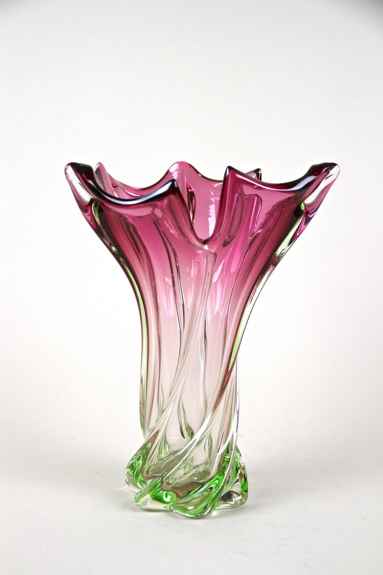 Fantastic designed, mid-sized Murano glass vase from the famous workshops of Sommerso in Italy around 1960. The exceptional shape with twisted body has been combined with a great looking coloration in beautiful pink/ purple tones down to a lovely