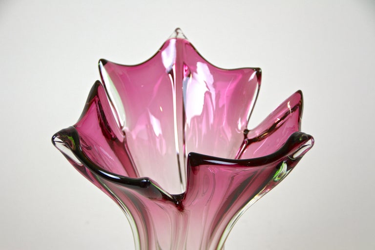 Mid-Century Murano Glass Vase Purple/ Green, Italy, circa 1960 In Good Condition For Sale In Lichtenberg, AT