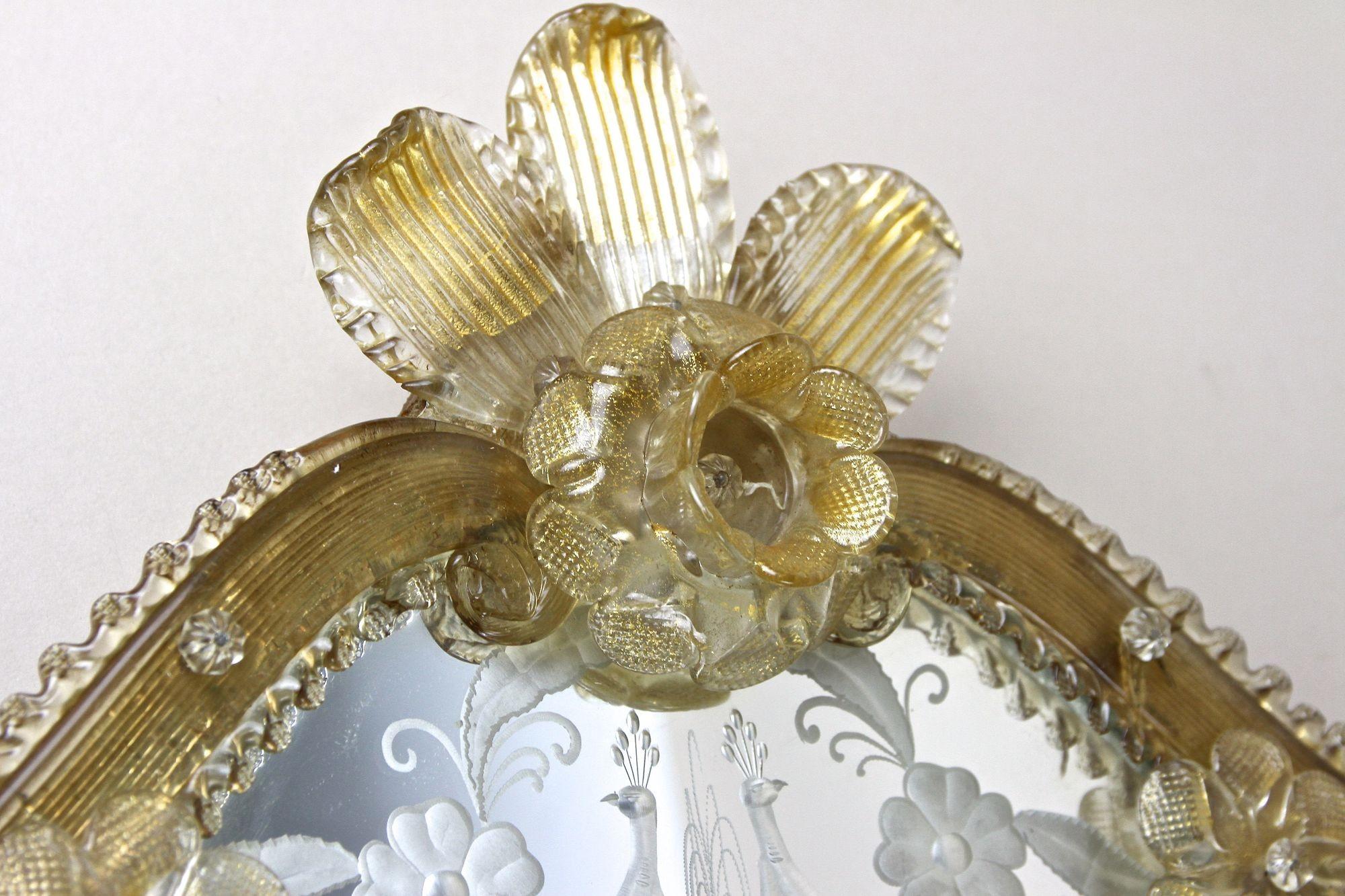 Mid Century Murano Glass Wall Mirror With Gilt Glass Flowers, IT ca. 1950 In Good Condition For Sale In Lichtenberg, AT