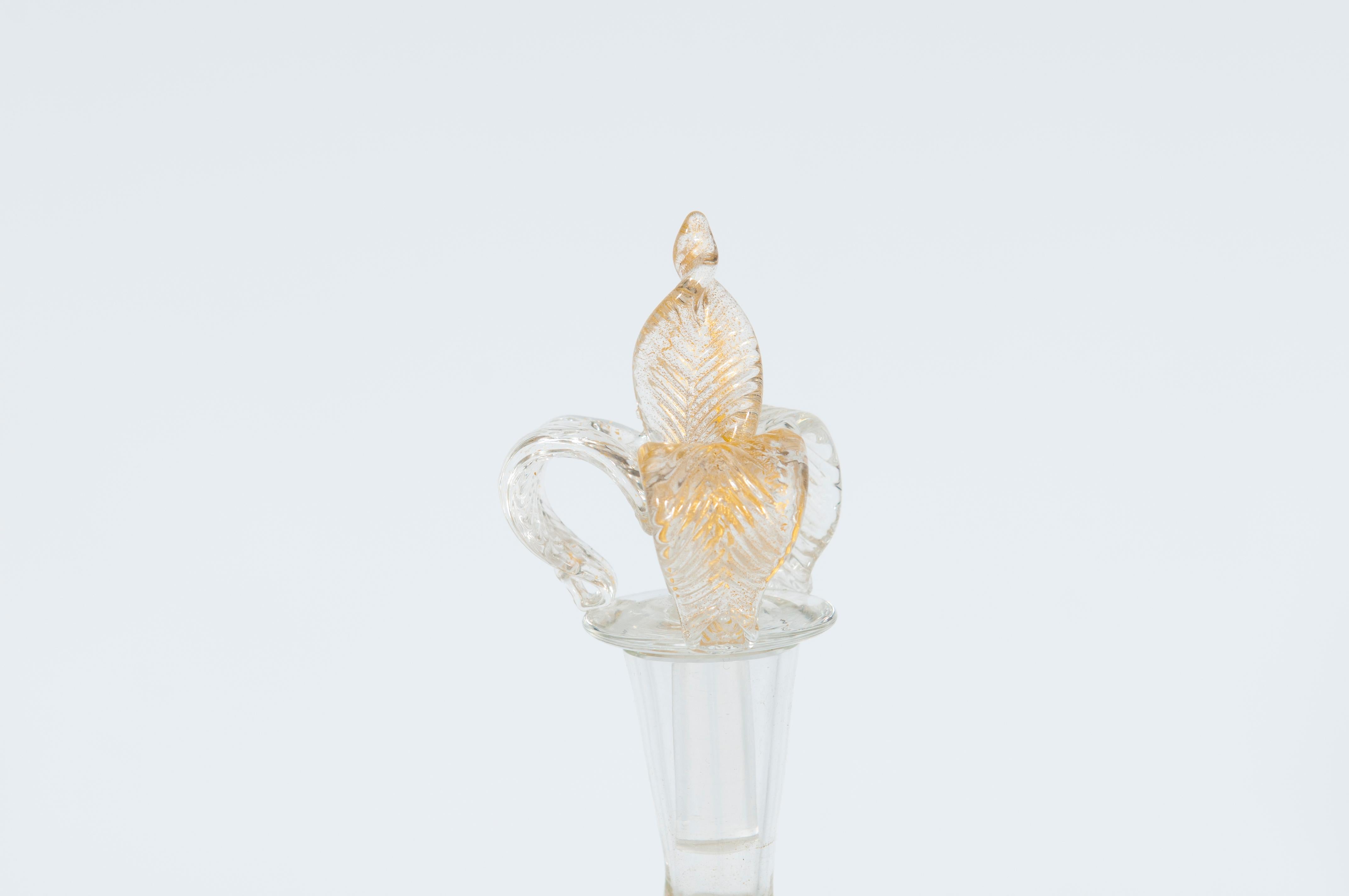 Decantador de mediados de siglo de Murano dorado y cristal transparente con tope de corona en venta 3