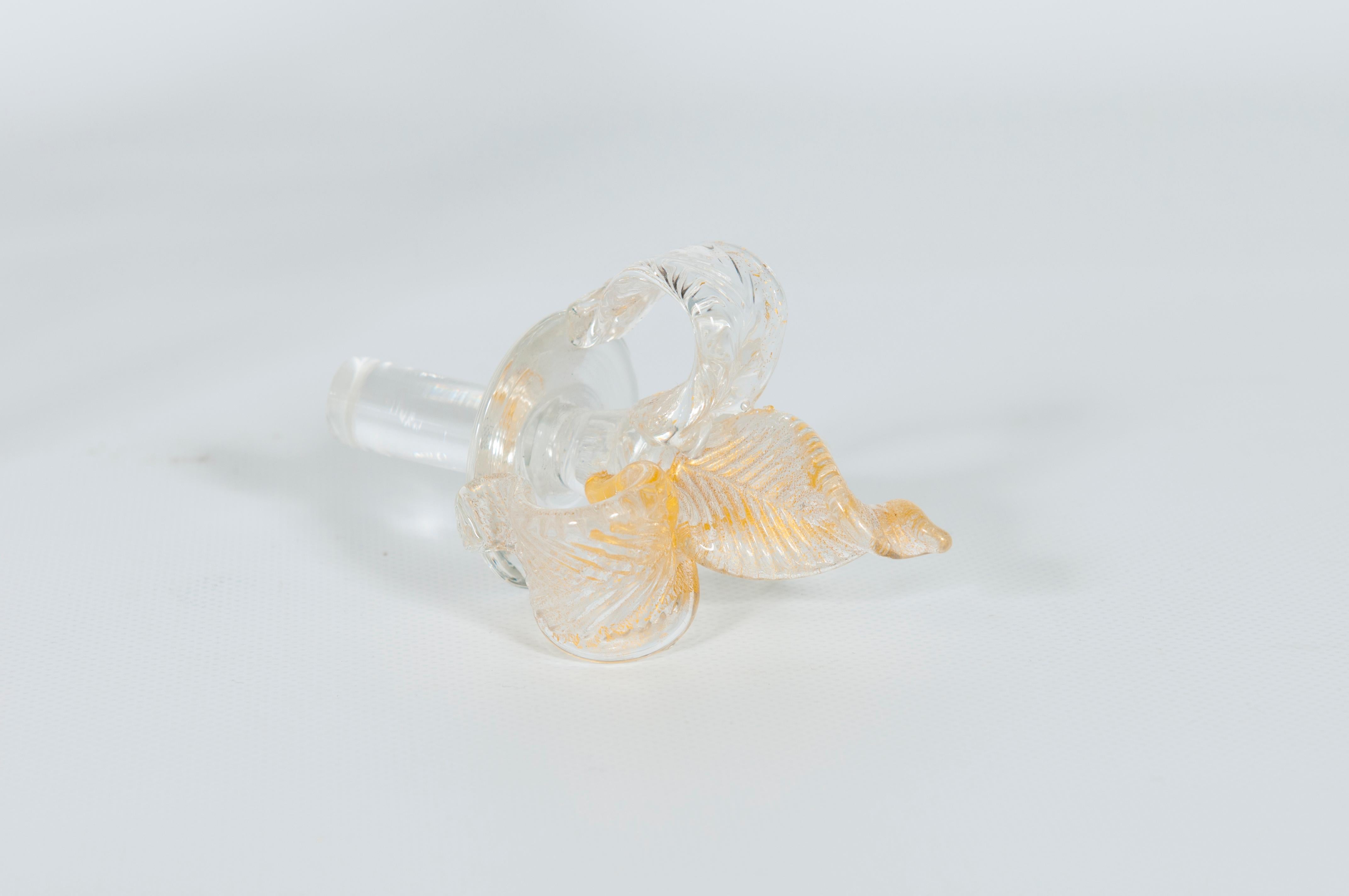 Decantador de mediados de siglo de Murano dorado y cristal transparente con tope de corona en venta 4