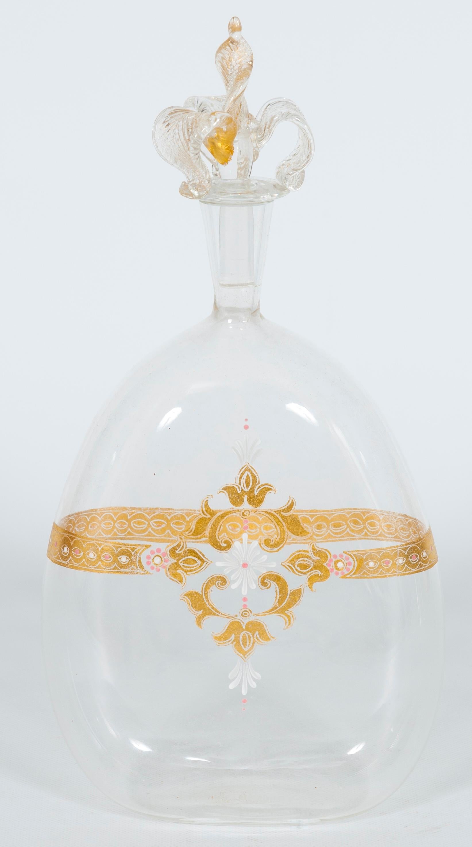 Exquisito Decantador de Mediados de Siglo de Murano de Oro y Vidrio Transparente con Tapón Corona, circa 1960

Eleva tu colección con este cautivador decantador de cristal de Murano, un impresionante ejemplo del arte italiano de mediados del siglo