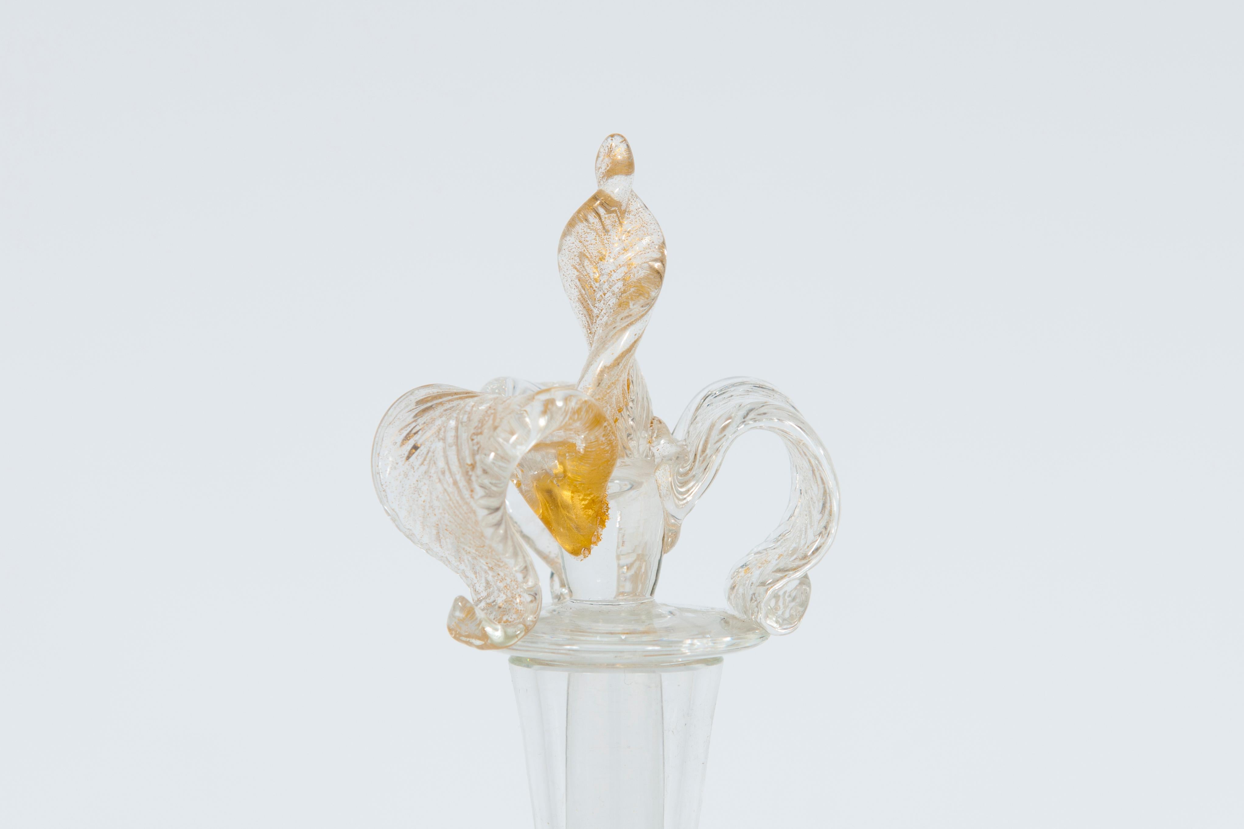 Decantador de mediados de siglo de Murano dorado y cristal transparente con tope de corona en venta 1