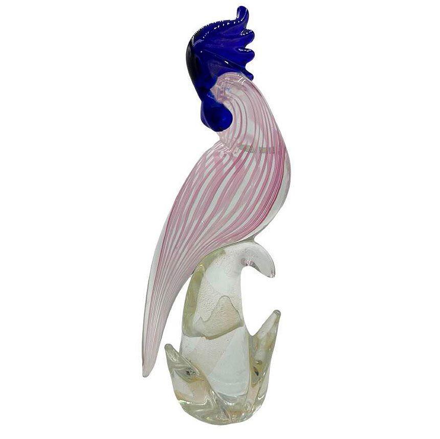 Kakadu-Vogel aus mundgeblasenem Murano-Kunstglas aus der Mitte des Jahrhunderts mit kobaltblauem Gefieder und roten Streifen. Der Kakadu thront auf einem wellenförmigen Sockel, auf dem goldene Flecken das fließende Design elegant unterstreichen. Die