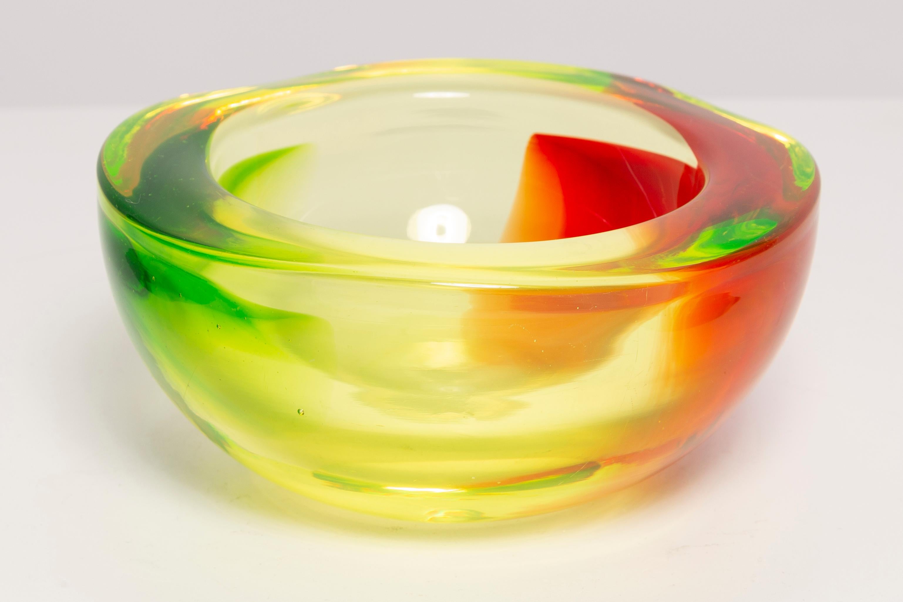 Dieses originelle Aschenbecher-Element aus Glas wurde in den 1970er Jahren in der Lombardei, Italien, entworfen und hergestellt. Er ist in Sommerso-Technik gefertigt und hat eine fantastische facettierte Form. Die leuchtende Farbe macht diesen