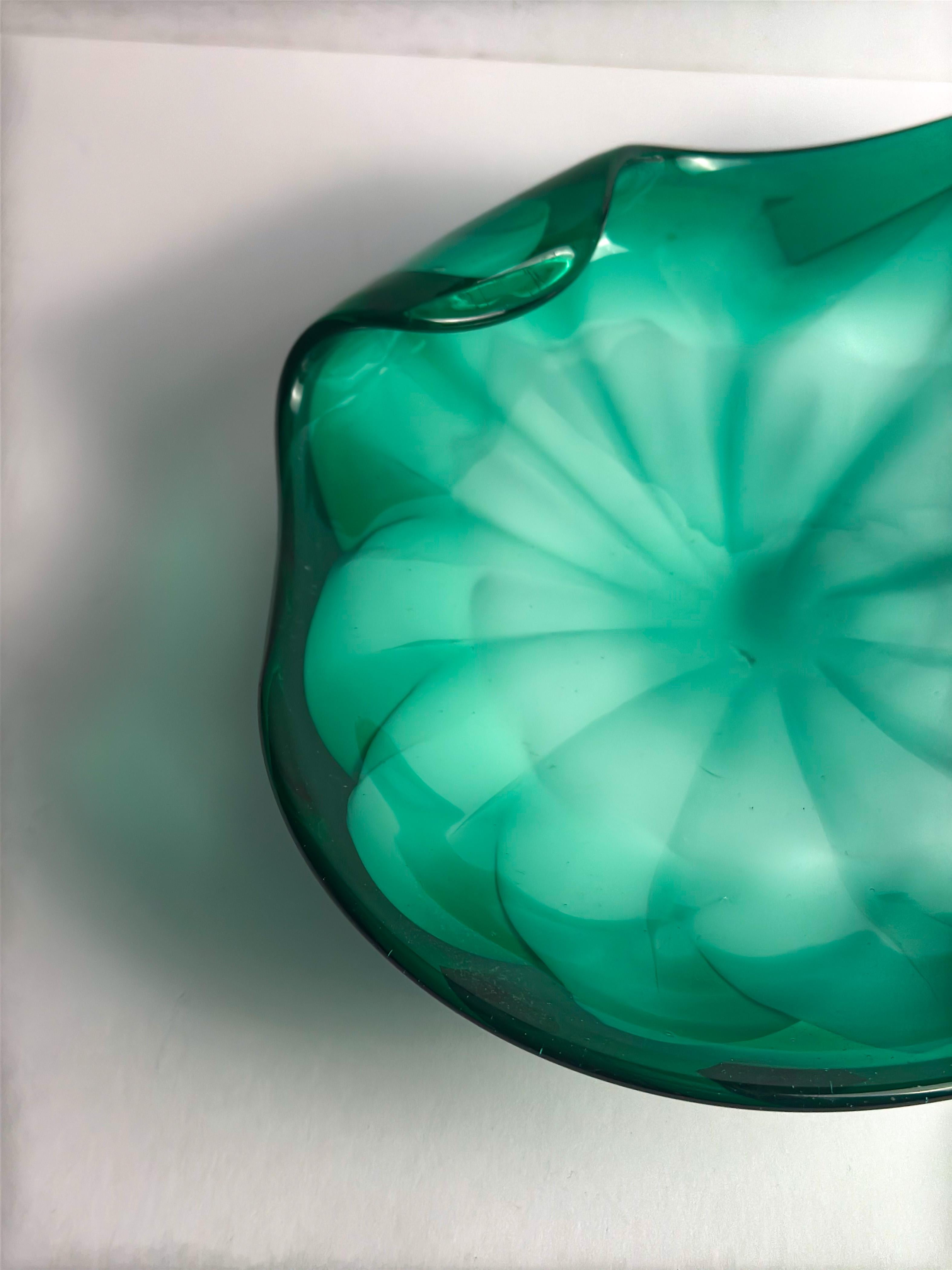 Gran cuenco central de cristal de Murano, atribuido a Alfredo Barbini y producido en la década de 1960 para el mercado de exportación estadounidense, un periodo marcado por el auge mundial del diseño de cristal veneciano, en el que las formas