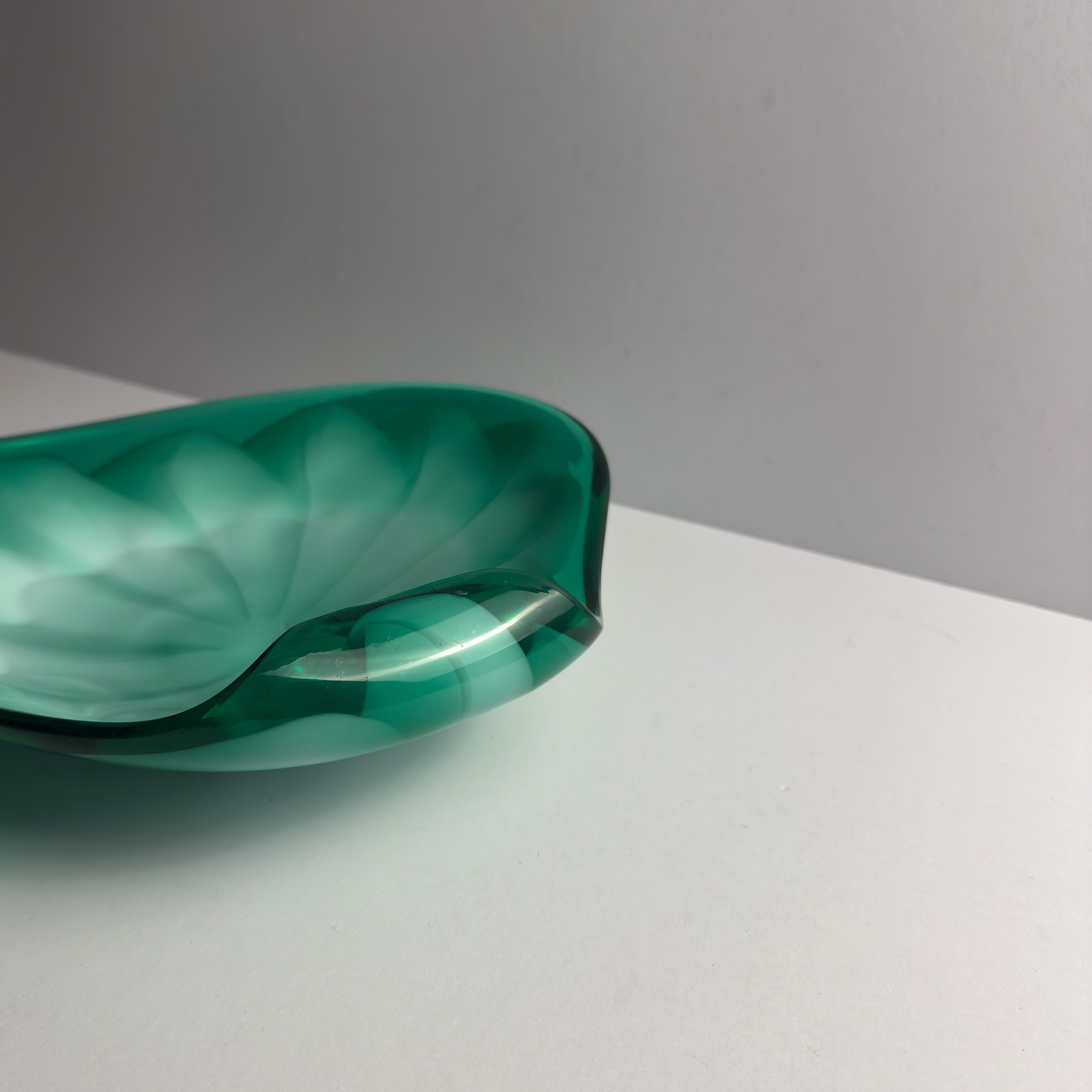 Centro de mesa de cristal Lattimo verde de Murano de mediados de siglo, Italia, años 60 Hecho a mano en venta