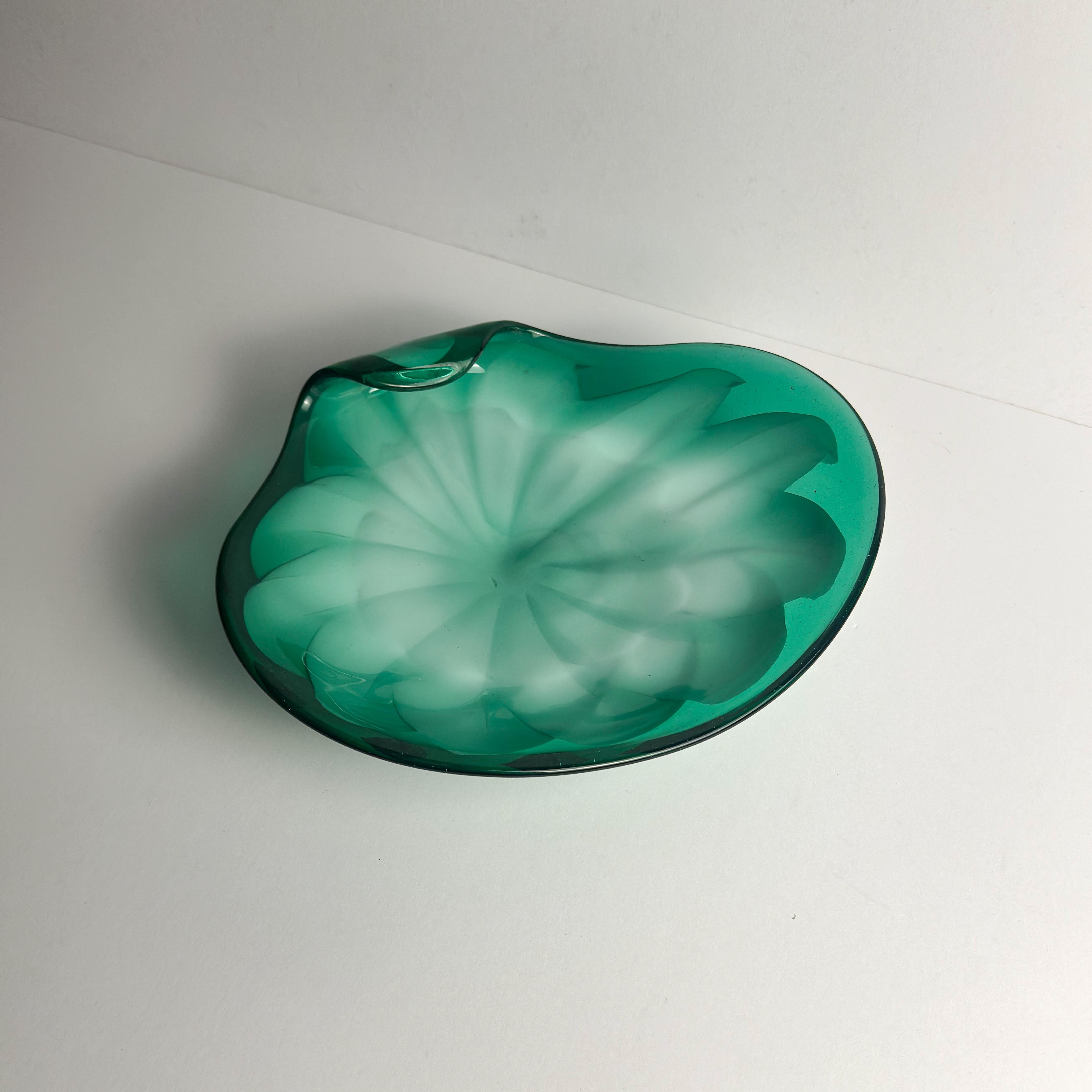 Centro de mesa de cristal Lattimo verde de Murano de mediados de siglo, Italia, años 60 en venta 1