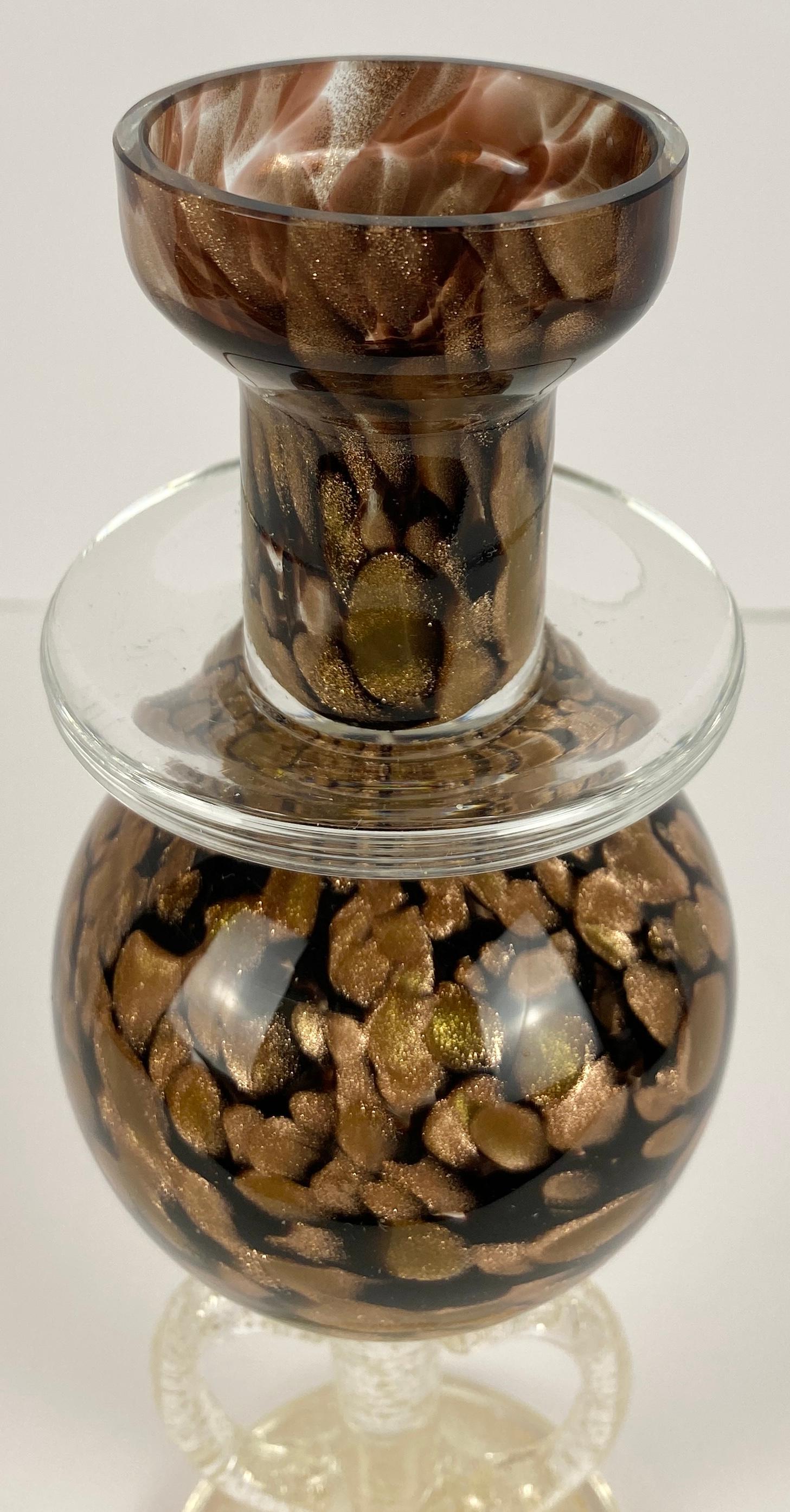 Bougeoir du milieu du siècle en verre d'art soufflé à la main de Murano avec des mouchetures d'aventurine d'or,
Bougeoir en verre d'art de Murano, verre italien soufflé à la main avec aventurine dorée, milieu du siècle,
Bougeoir en verre d'art à