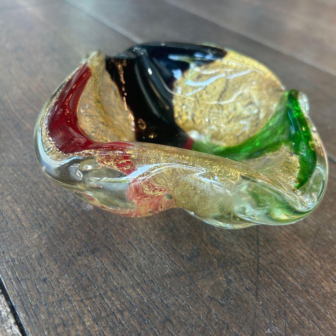 Schale aus mundgeblasenem Murano-Glas aus der Jahrhundertmitte mit Goldflecken und mehrfarbigem Wirbel (Moderne der Mitte des Jahrhunderts) im Angebot