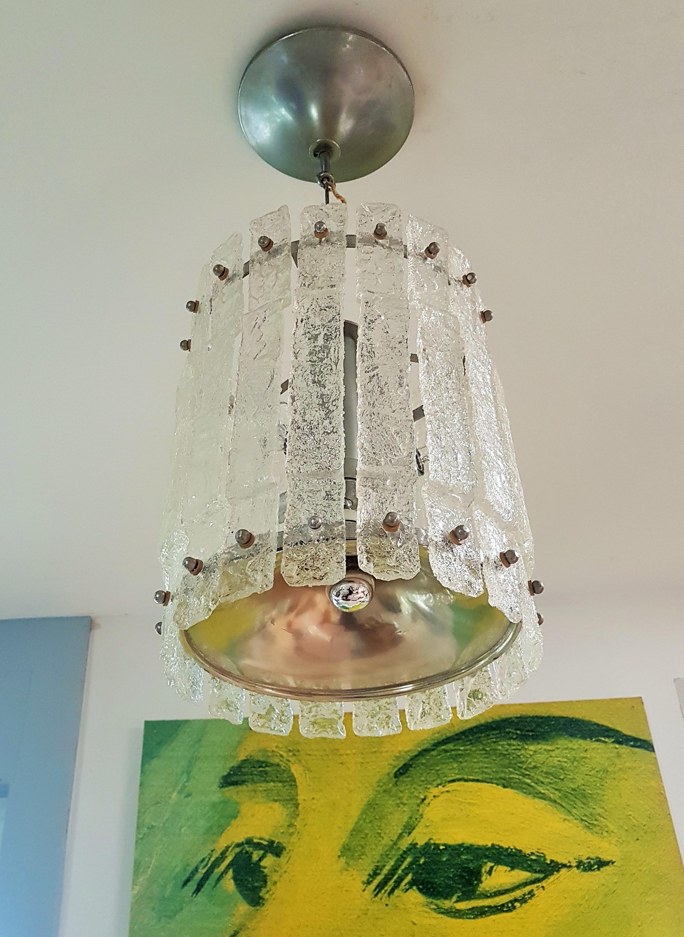 Midcentury Murano Kalmar pendant chandelier ice glass, Italy 1960.
original vintage condition. One glass professional glued, alsmost invisible, see last picture. Chrome in good condition.
4+1 e27 sockets.