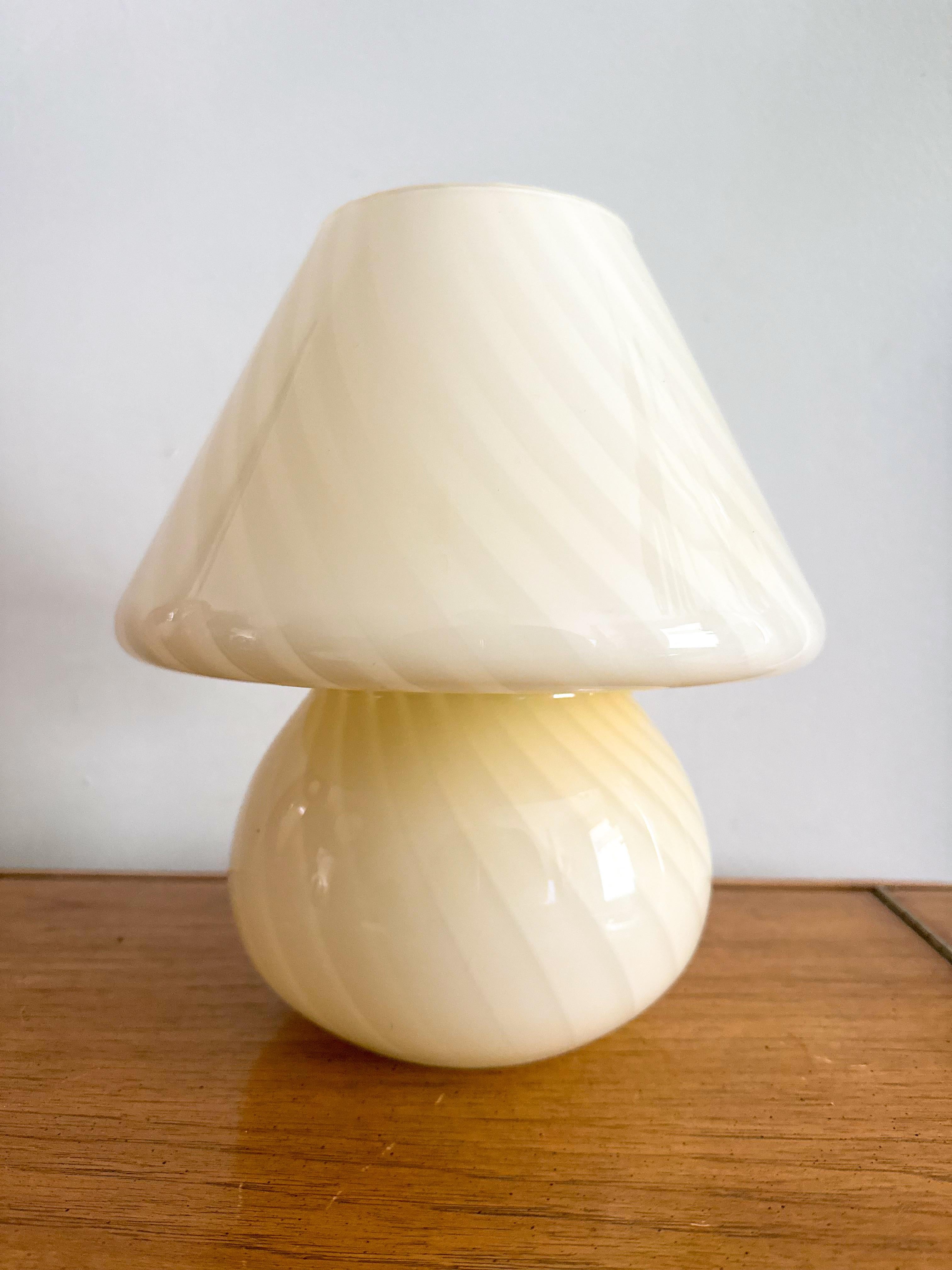 Mid Century Murano Lampe Butter Light Gelb Murano Vintage Swirl Glas Italienisch im Angebot 2
