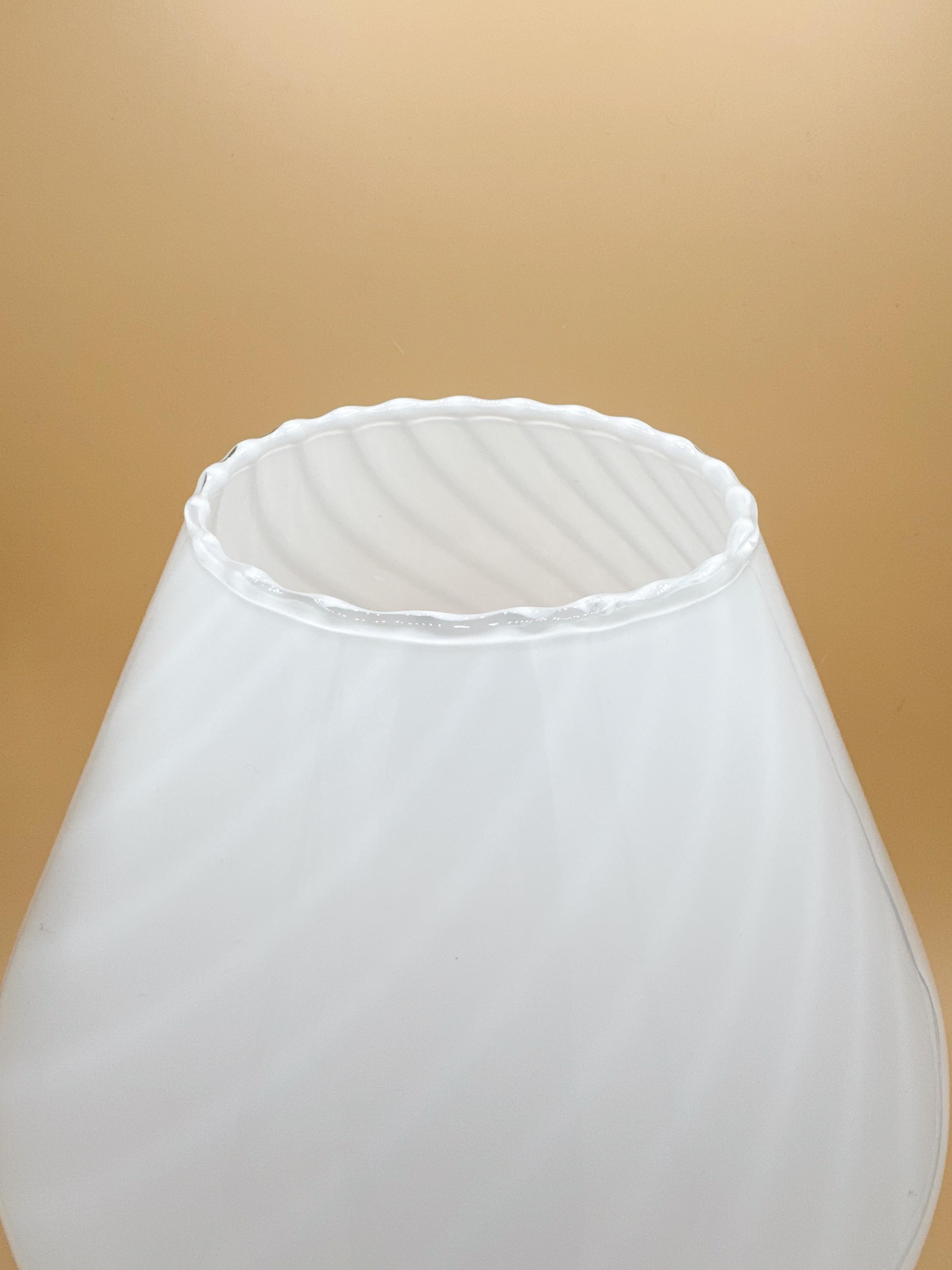 Lámpara de Murano de mediados de siglo Pegatina de autenticidad de cristal de remolino vintage de Murano blanco en venta 2