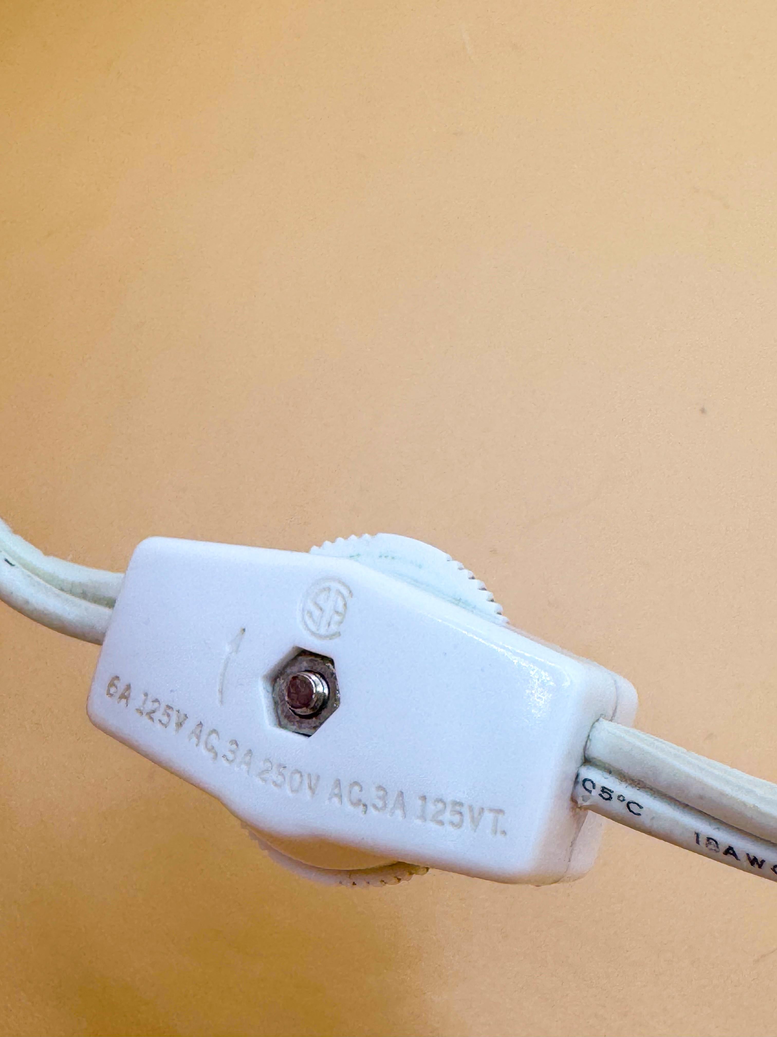 Lámpara de Murano de mediados de siglo Pegatina de autenticidad de cristal de remolino vintage de Murano blanco en venta 3