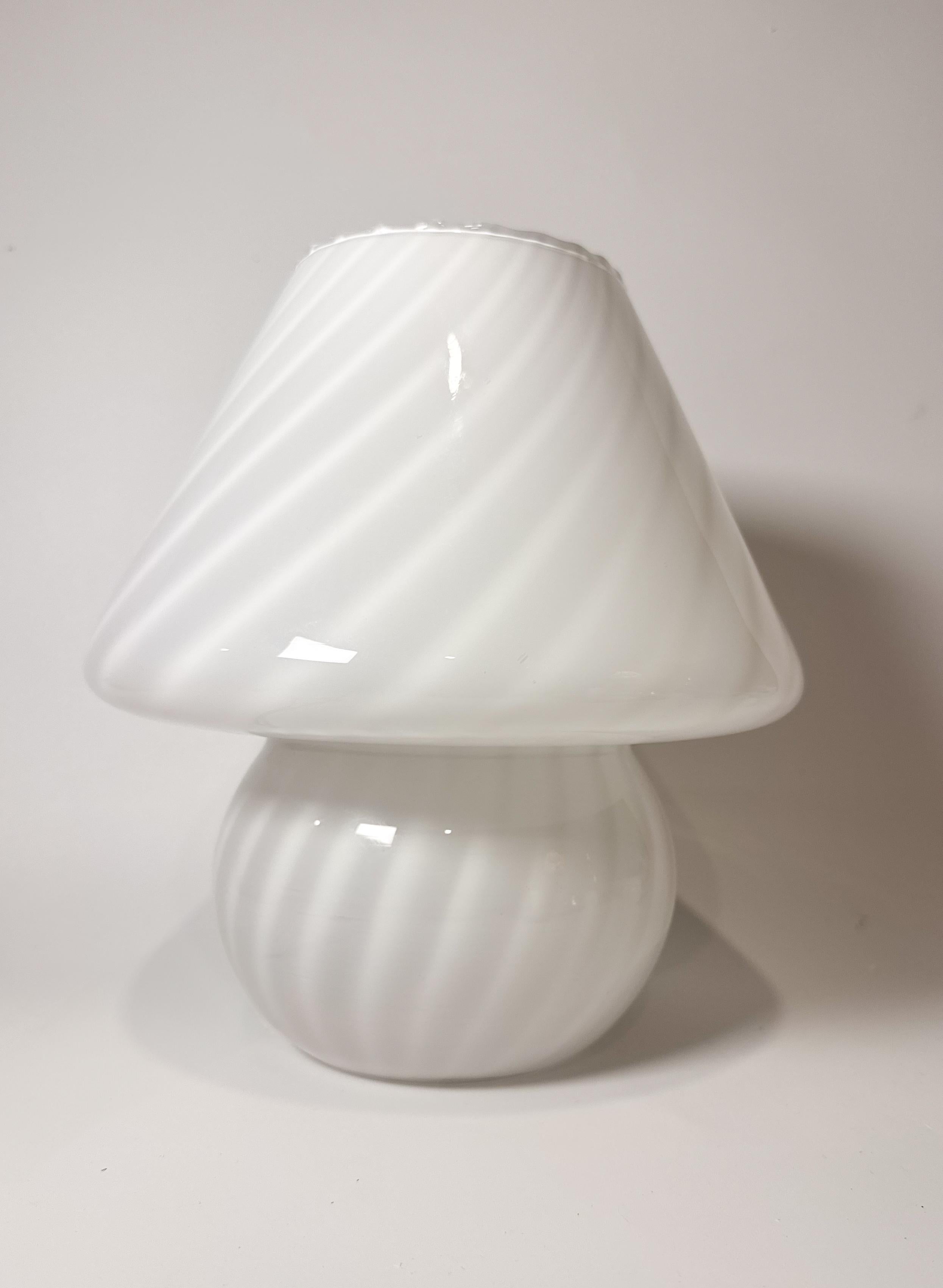 Impresionante lámpara seta vintage de cristal de Murano en un nítido tono blanco, elaborada con la característica técnica del remolino. El delicado efecto degradado añade una profundidad similar al ombré al cristal, creando un suave resplandor