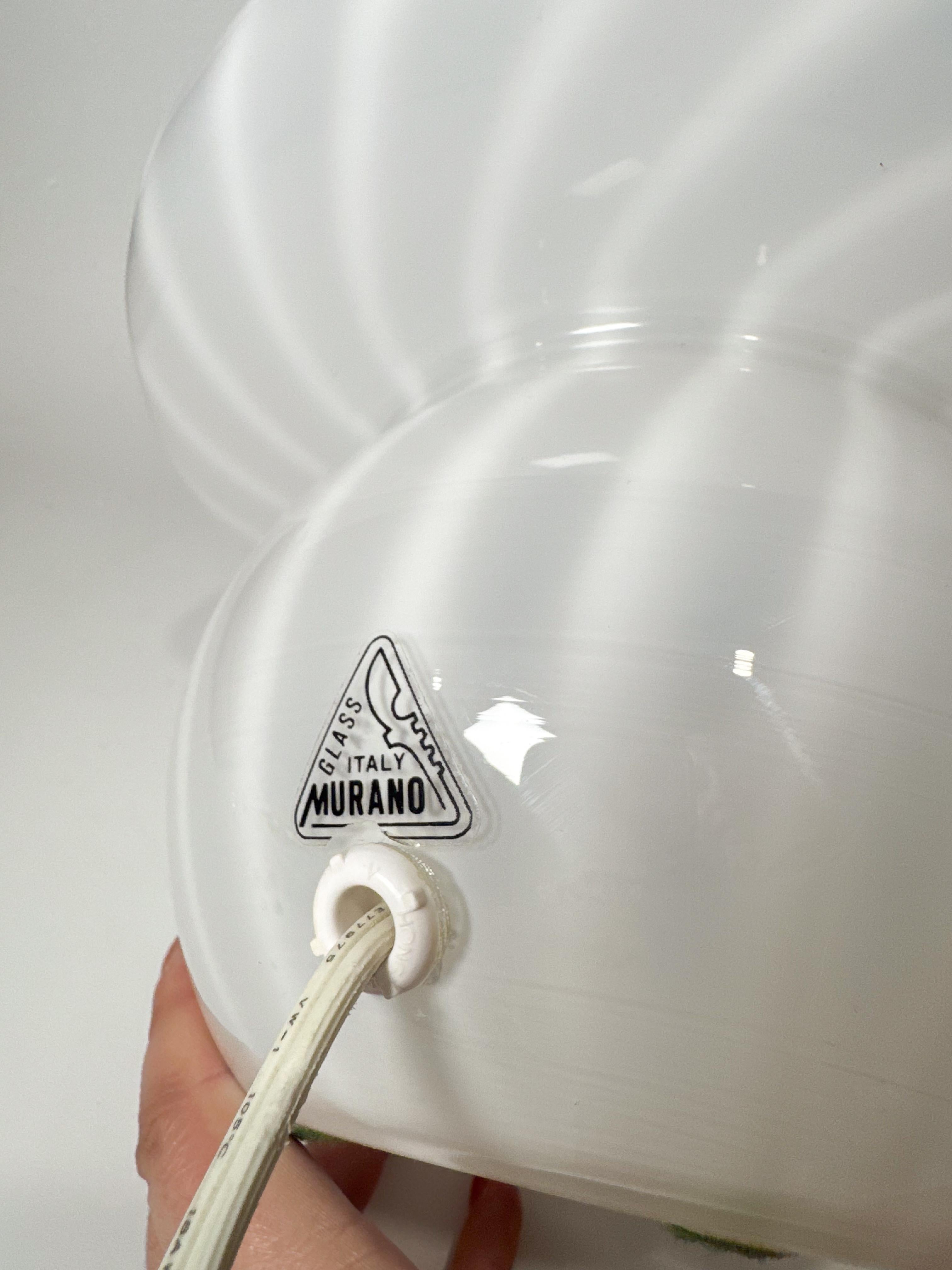 Lámpara de Murano de mediados de siglo Pegatina de autenticidad de cristal de remolino vintage de Murano blanco Moderno de mediados de siglo en venta