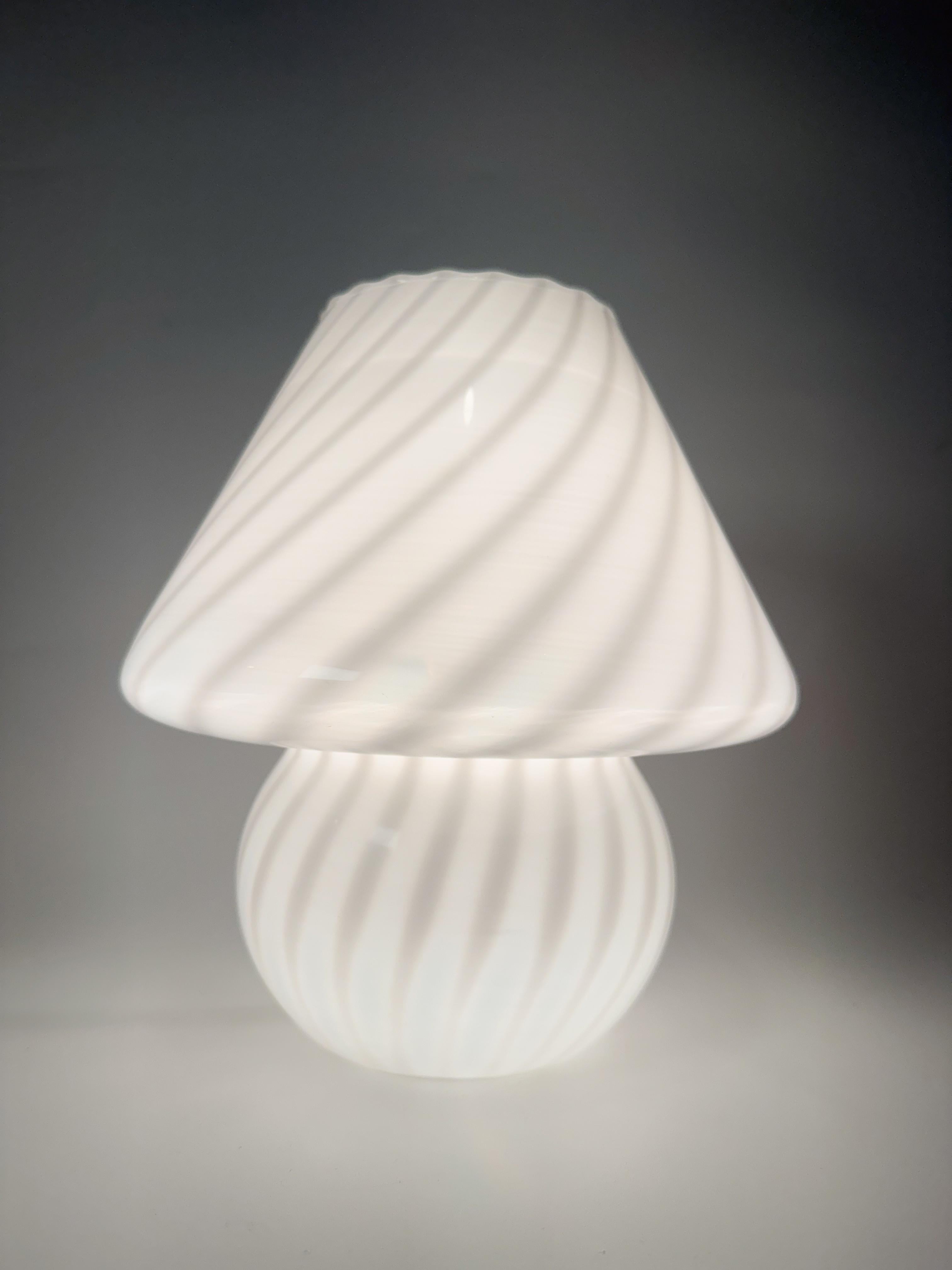 Lámpara de Murano de mediados de siglo Pegatina de autenticidad de cristal de remolino vintage de Murano blanco Hecho a mano en venta