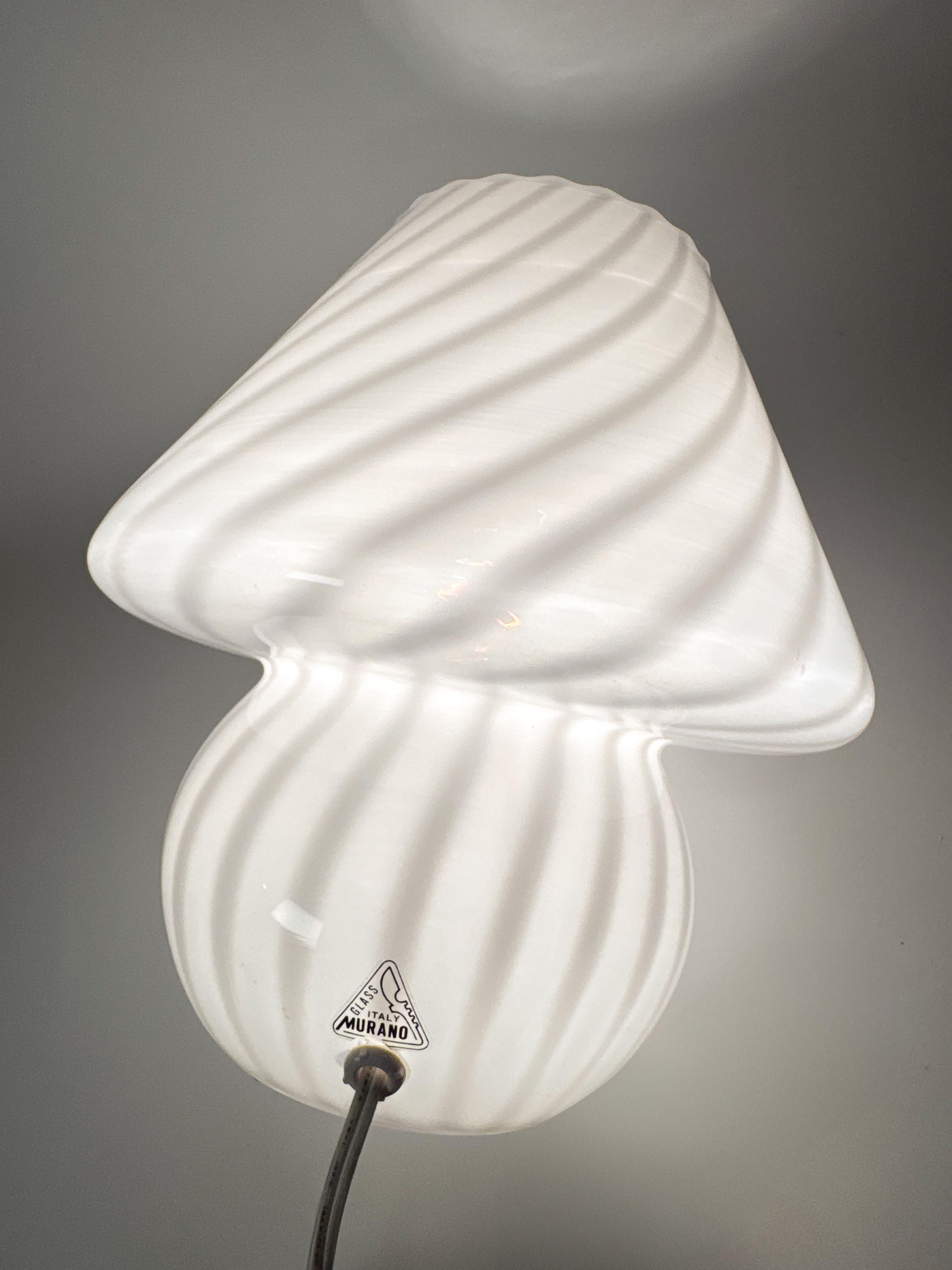 Lámpara de Murano de mediados de siglo Pegatina de autenticidad de cristal de remolino vintage de Murano blanco en Bueno estado para la venta en Toronto, CA