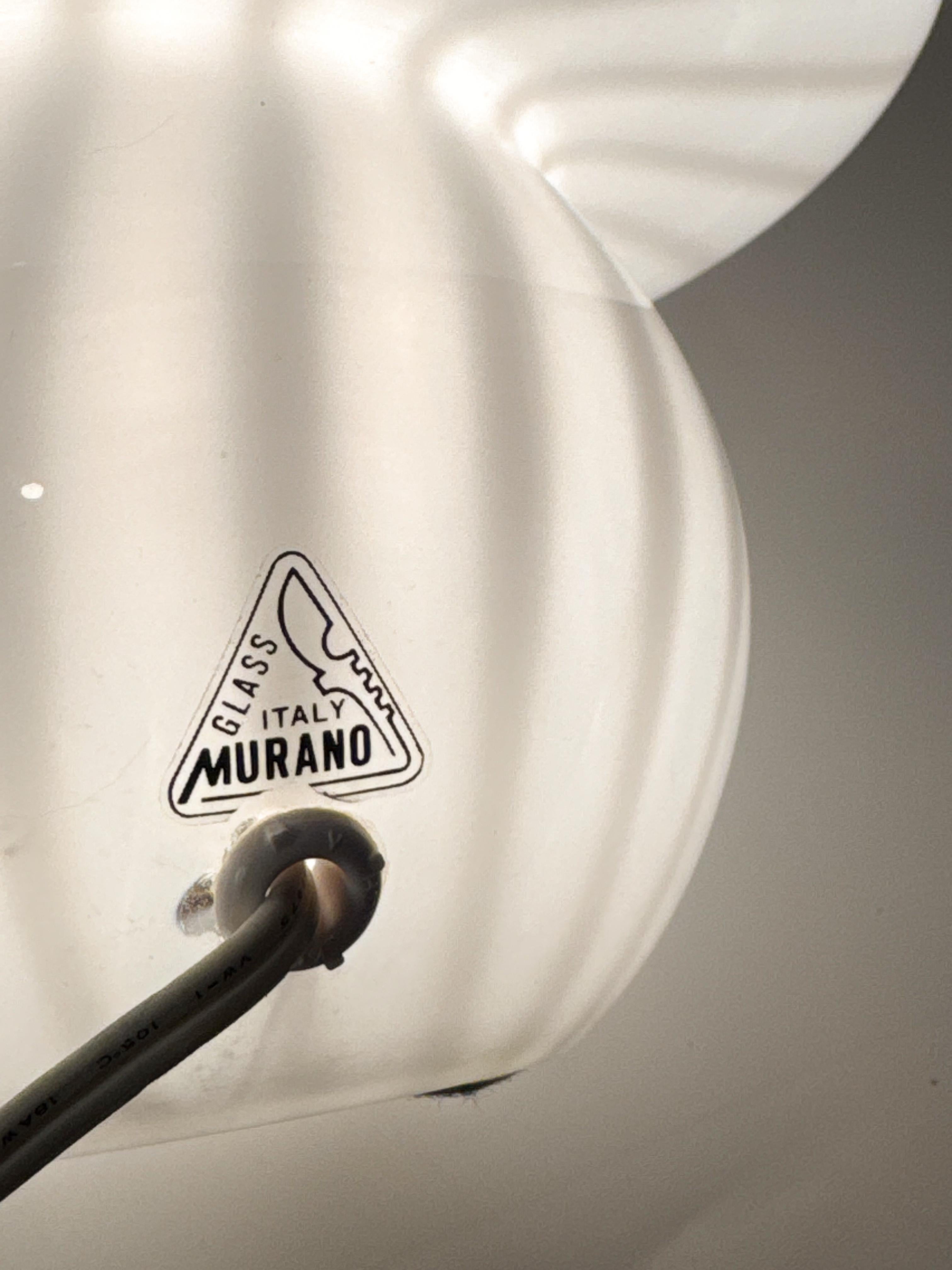 Lámpara de Murano de mediados de siglo Pegatina de autenticidad de cristal de remolino vintage de Murano blanco siglo XX en venta