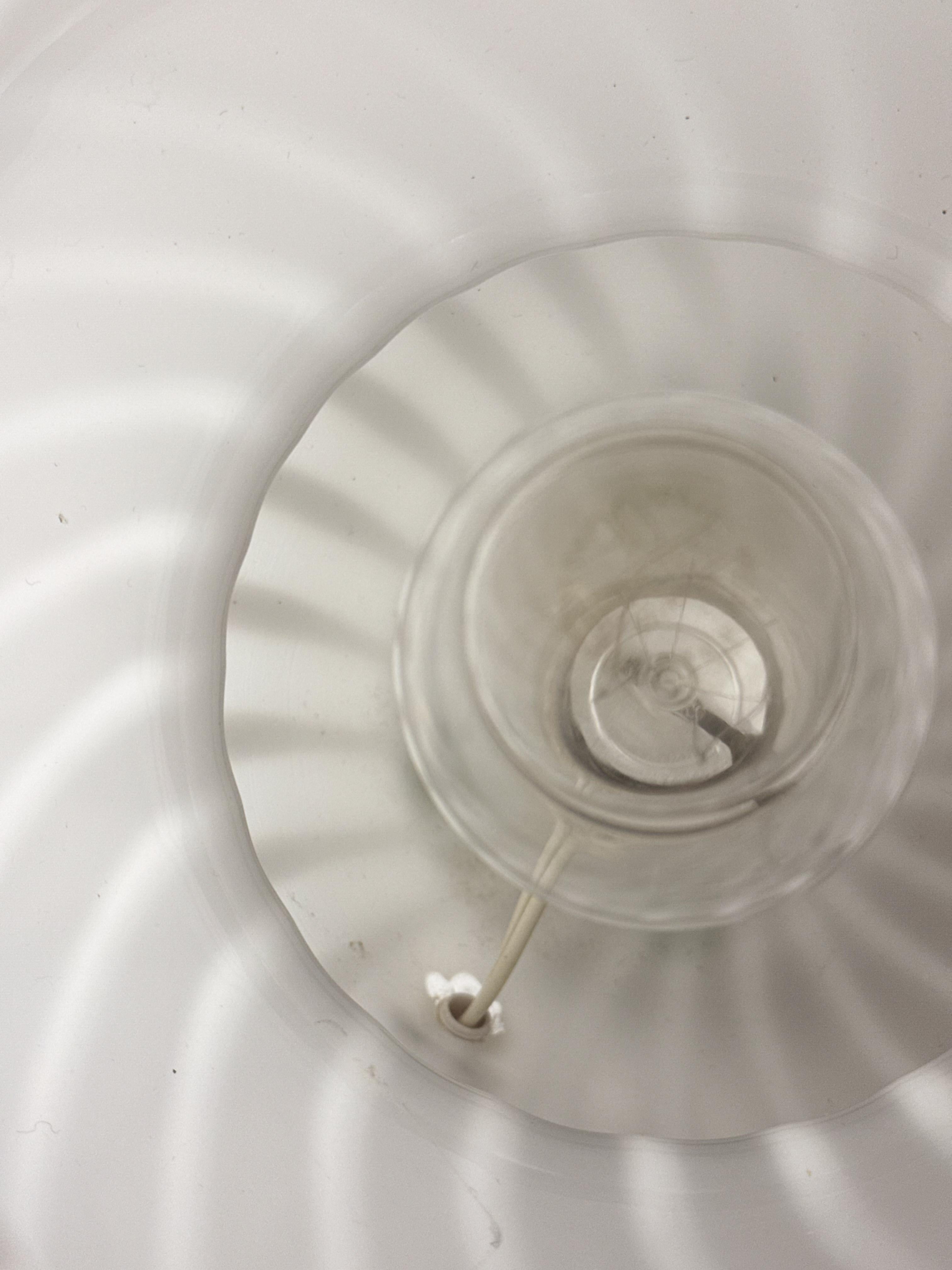 Lámpara de Murano de mediados de siglo Pegatina de autenticidad de cristal de remolino vintage de Murano blanco Cristal de Murano en venta