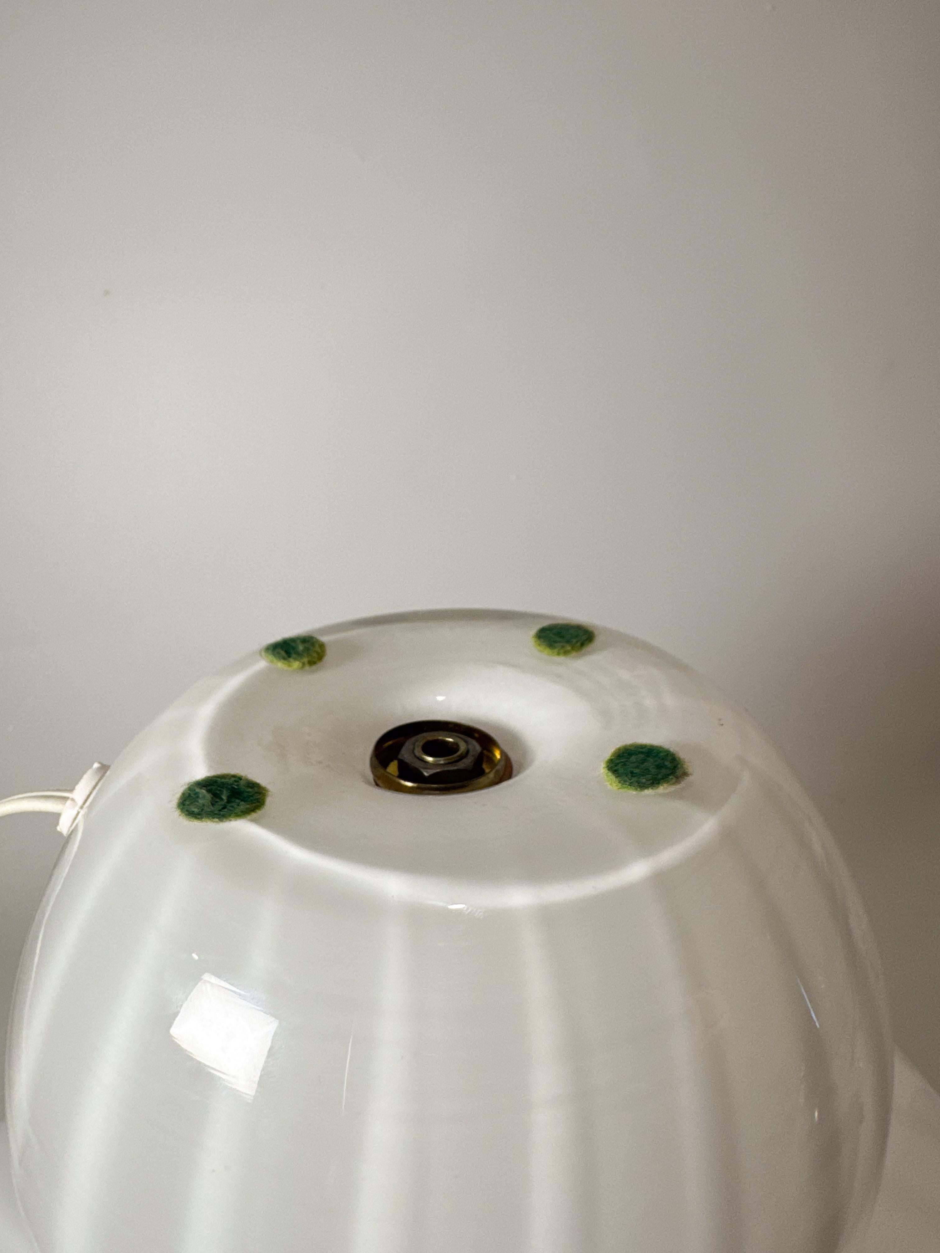 Lámpara de Murano de mediados de siglo Pegatina de autenticidad de cristal de remolino vintage de Murano blanco en venta 1