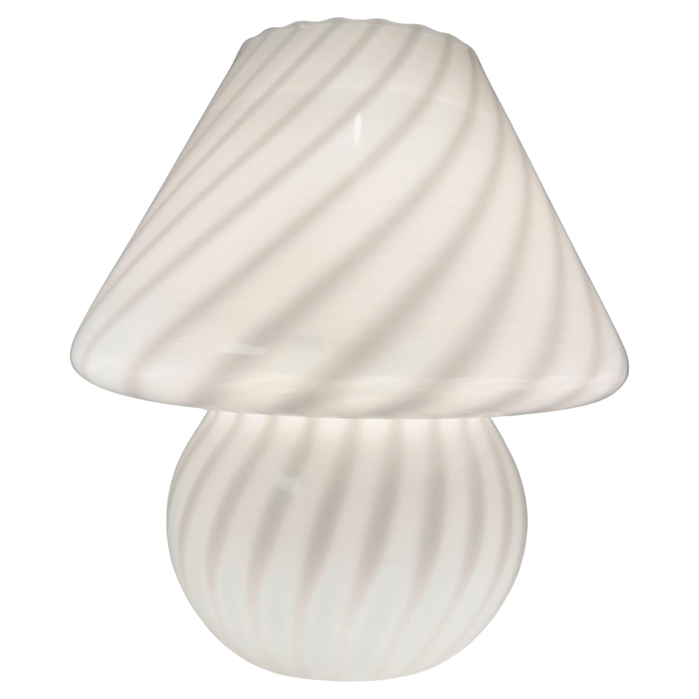 Lámpara de Murano de mediados de siglo Pegatina de autenticidad de cristal de remolino vintage de Murano blanco