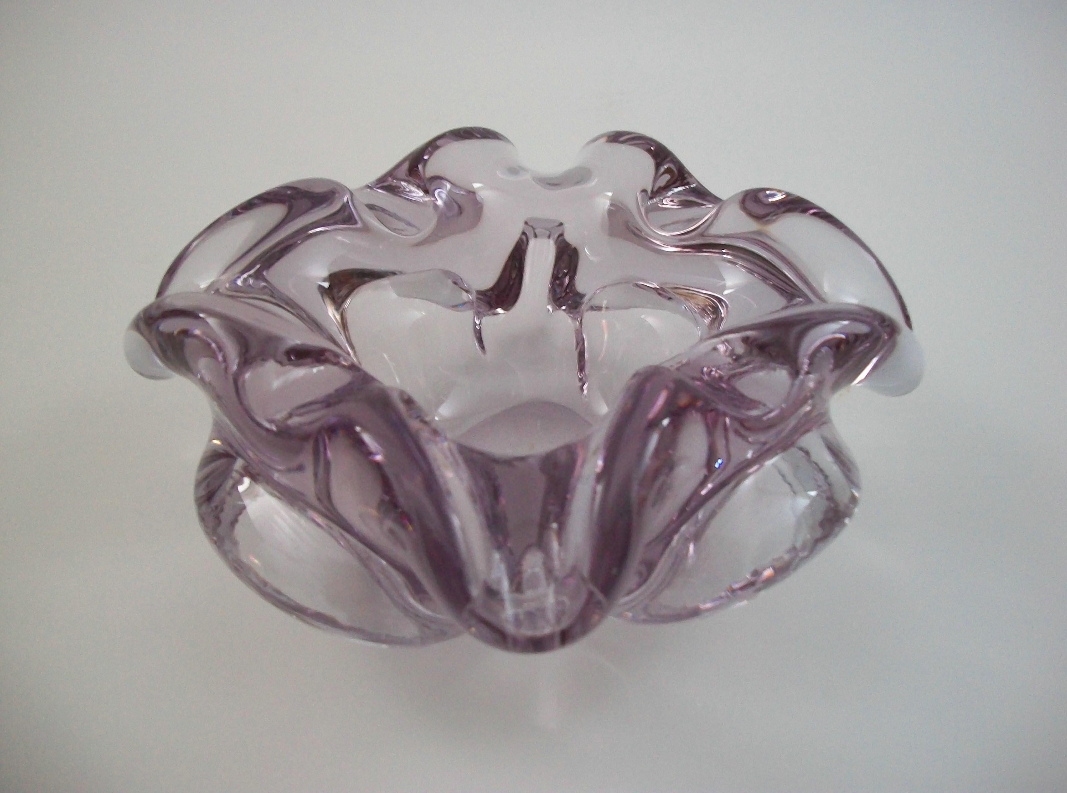 Mid Century Murano Lavendel Glas Aschenbecher / Schale - Italien - CIRCA 1950's (Moderne der Mitte des Jahrhunderts) im Angebot