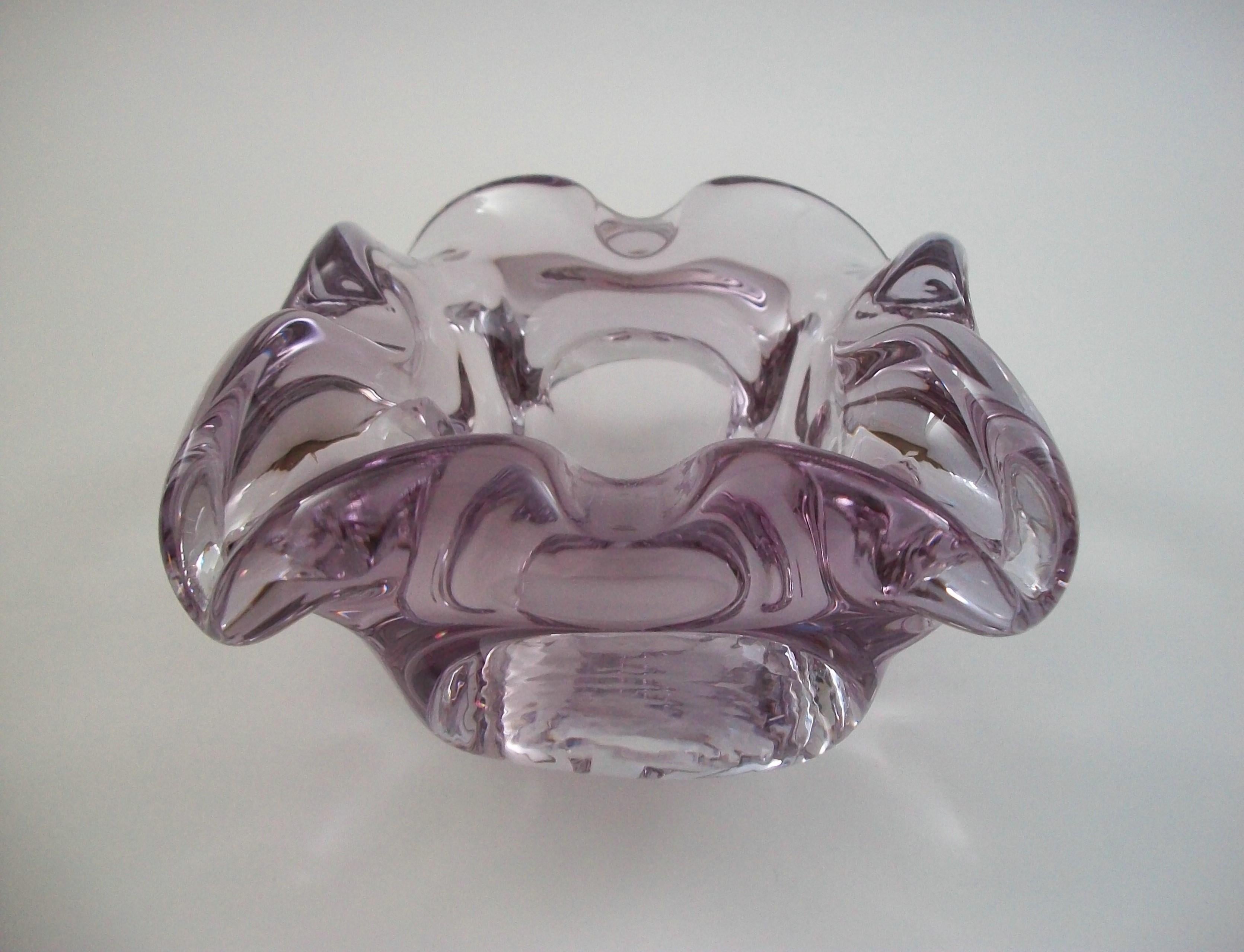 Mid Century Murano Lavendel Glas Aschenbecher / Schale - Italien - CIRCA 1950's (Italienisch) im Angebot