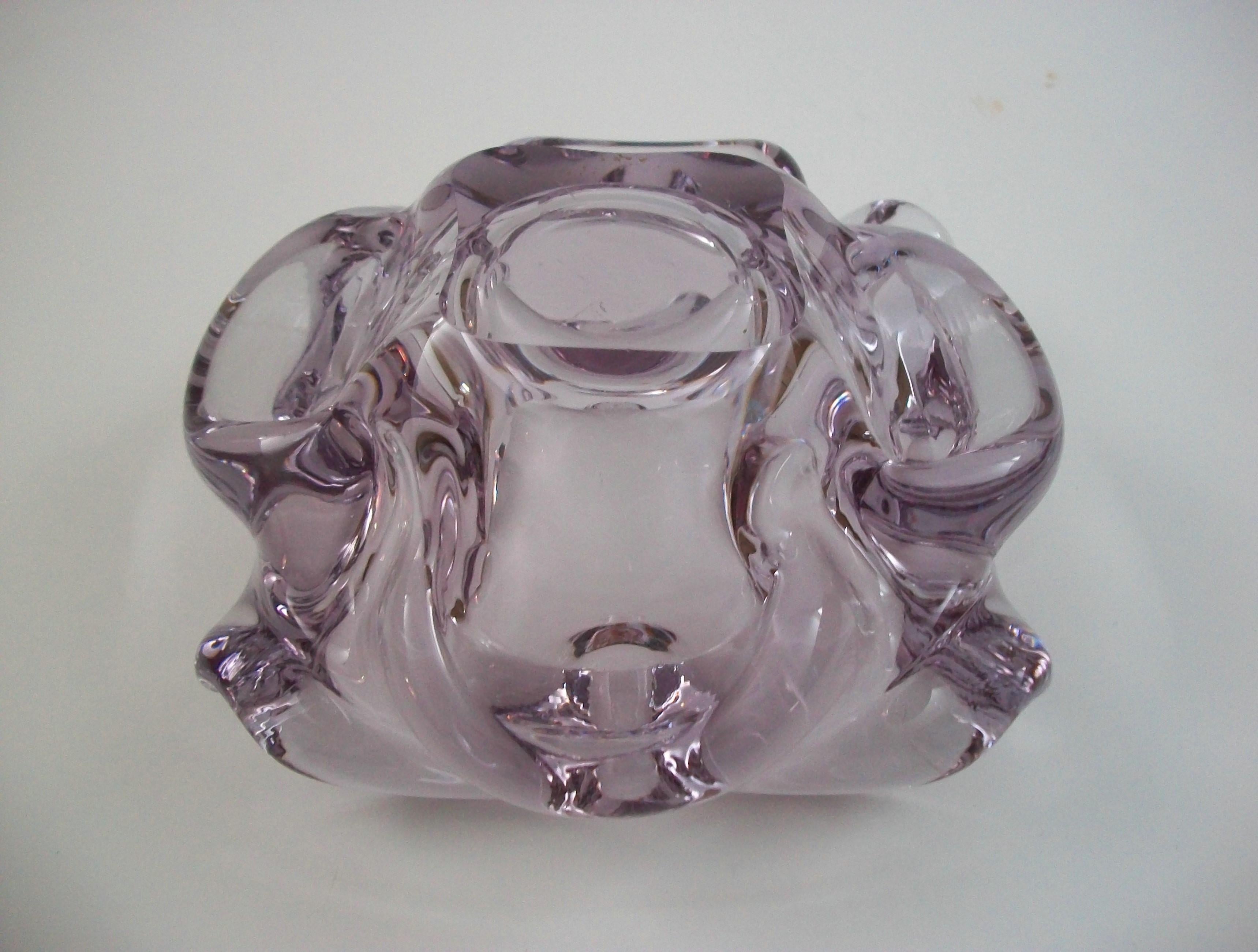 Mid Century Murano Lavendel Glas Aschenbecher / Schale - Italien - CIRCA 1950's (Handgefertigt) im Angebot