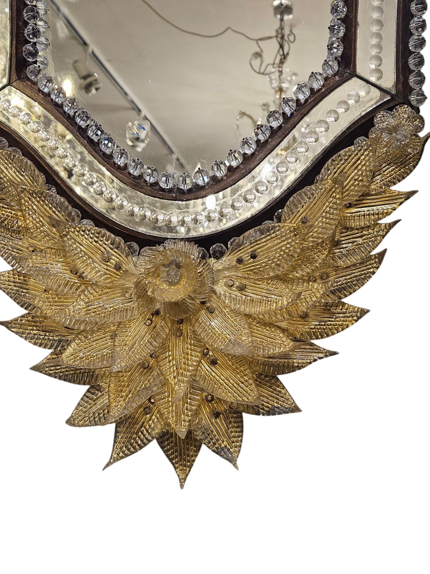 Splendido specchio di Murano
Metà secolo
Forma deliziosa con perline di cristallo che circondano lo specchio
Appliques soffiate a bocca con scaglie d'oro, davvero stupefacenti
Molto collezionabile
Date C1950
Origine Venezia